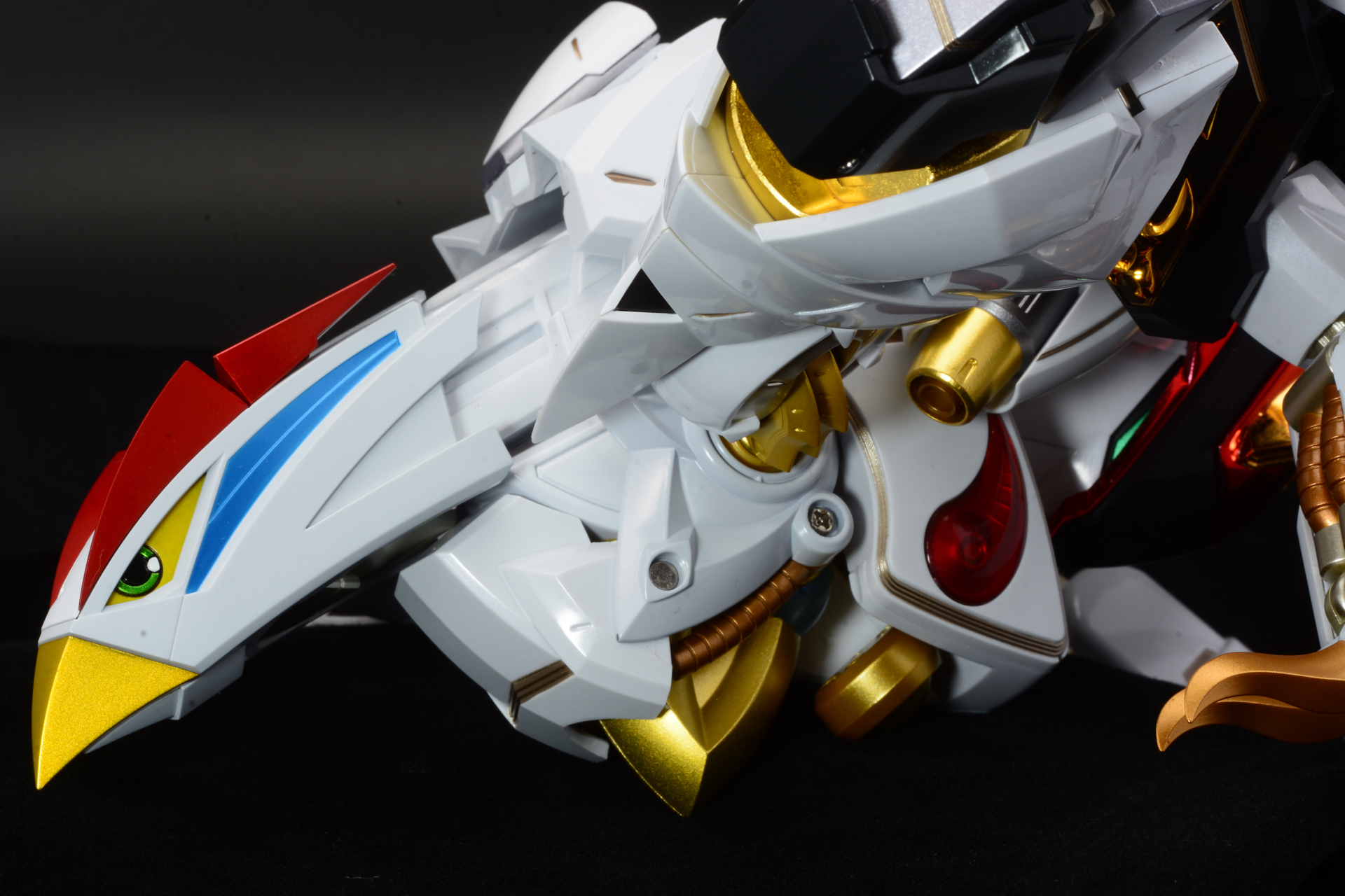 足の付け根周りの装甲の基部ごと動き、金色部分を覆う