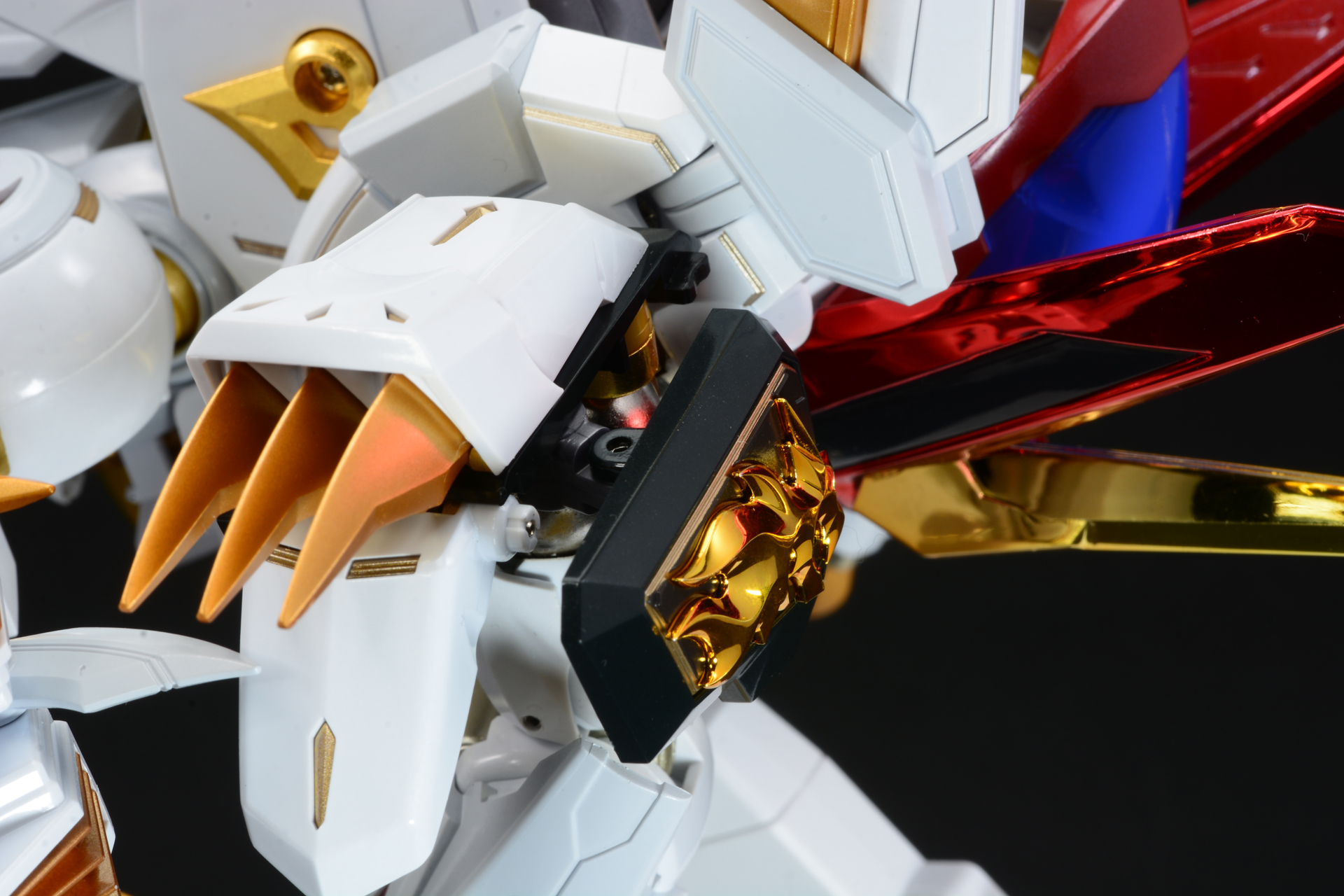 龍王丸の肩装甲の後ろ部分をずらし、肩装甲全体を内側に折畳む