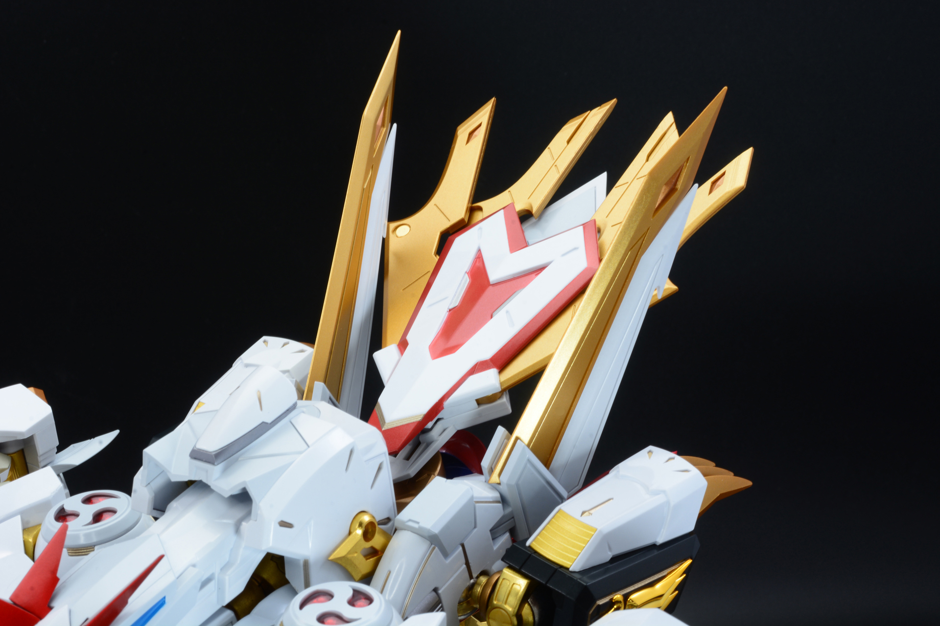 盾を拡げ、尾として取り付ける