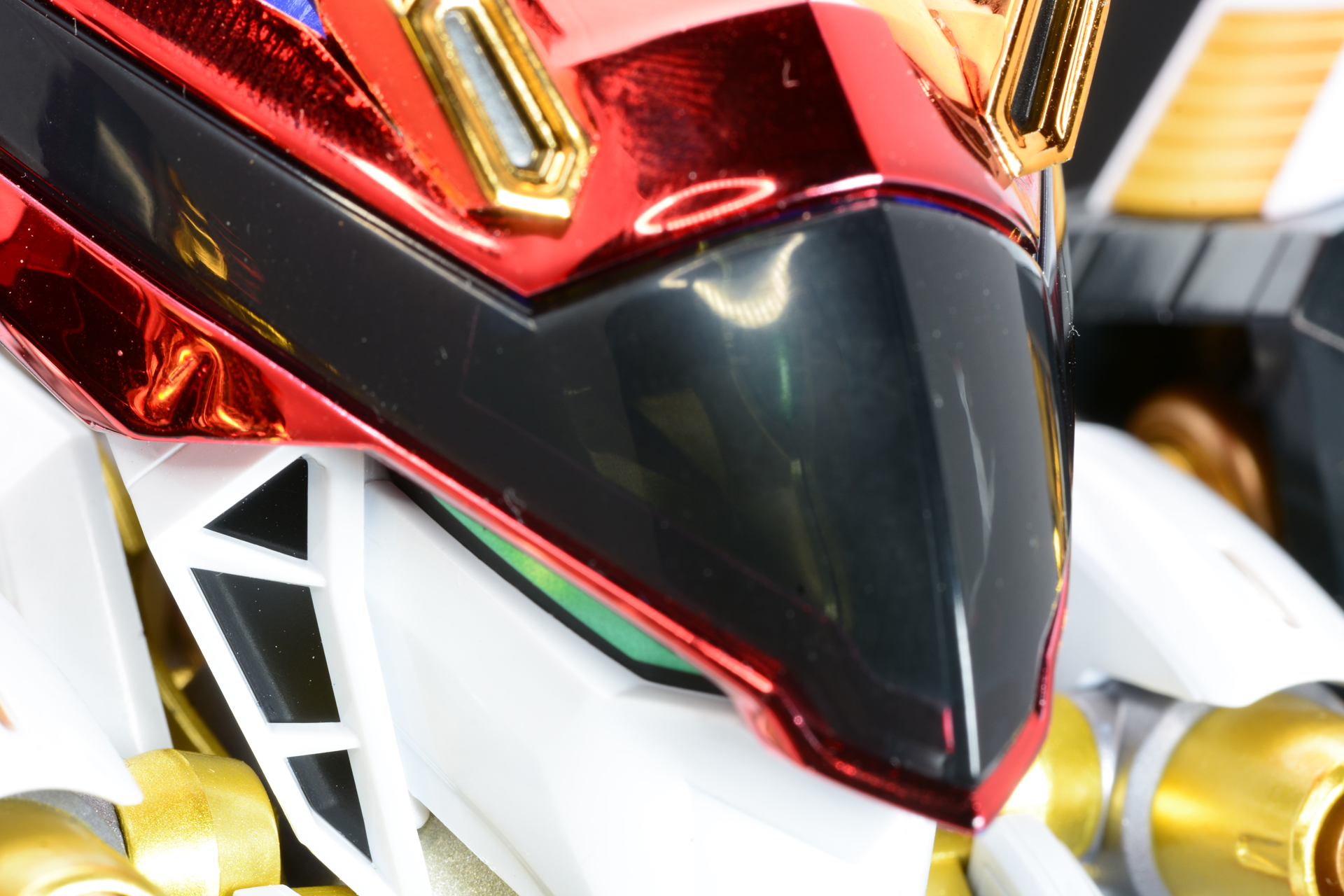 頭部バイザーに強く光を当てるとうっすらと金の龍の頭が見える