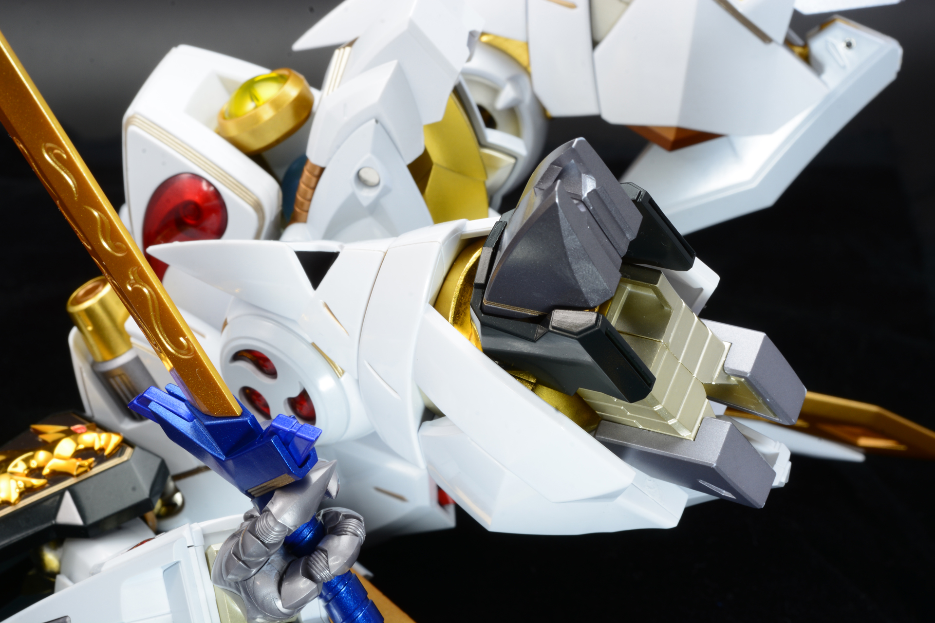 金色は差し色として効果的に使われている。金は塗装と金メッキを使い分け、質感の違いも考えている