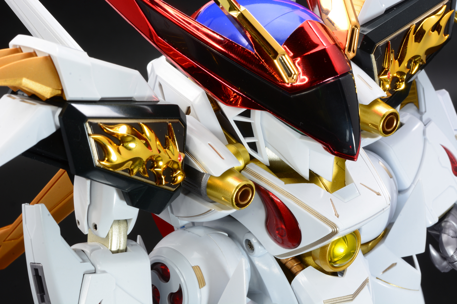 金色は差し色として効果的に使われている。金は塗装と金メッキを使い分け、質感の違いも考えている