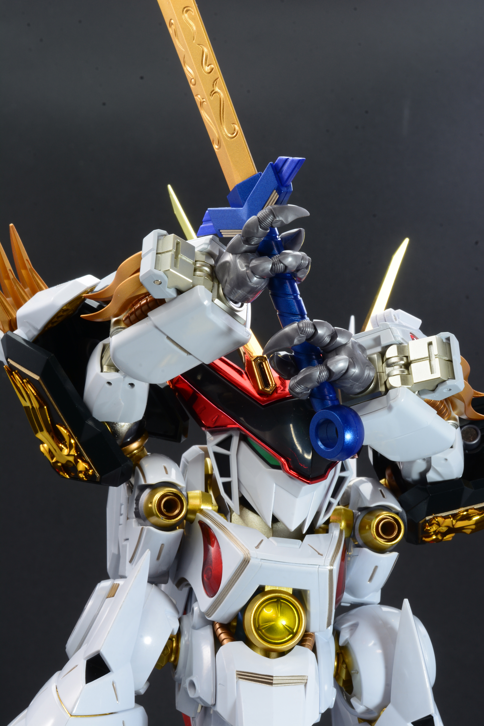 「必殺！　鳳龍剣！」、劇中そのままに振りかぶった姿で構えられる。肩の大胆な可動に注目