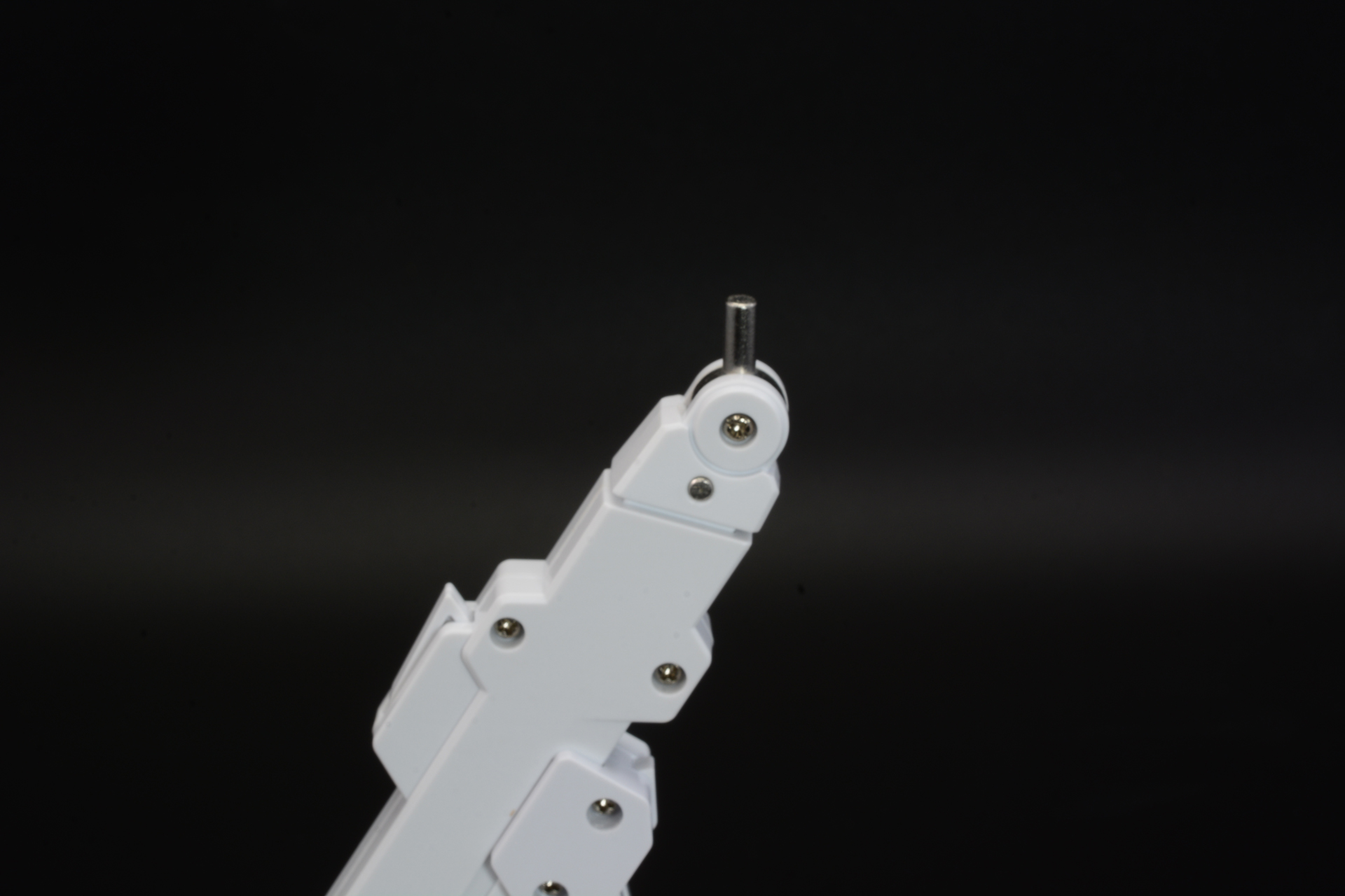 重い本体をしっかりディスプレイさせるため、接続部分に金属部品が使われている