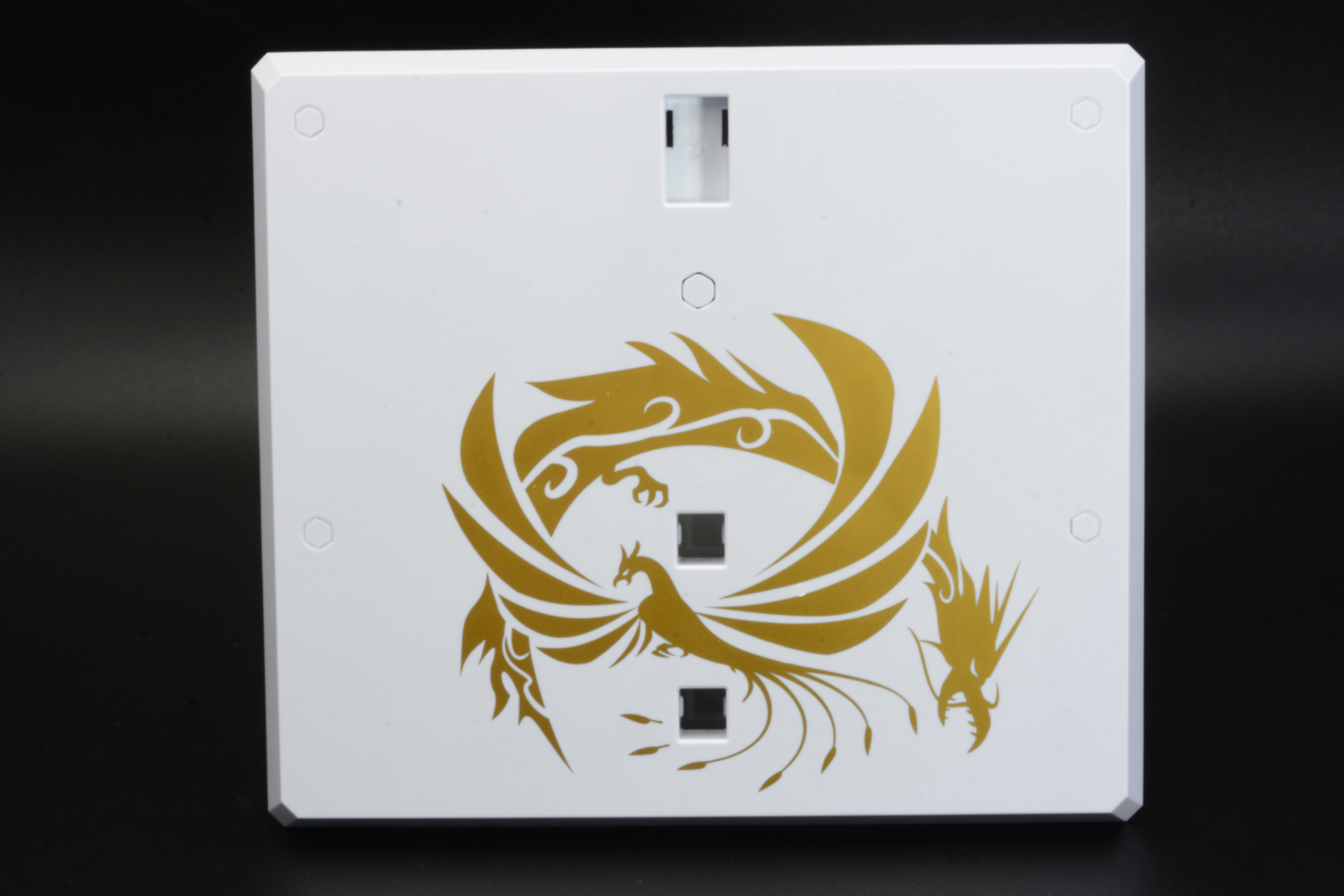 台座には龍と鳳王の紋章が描かれている