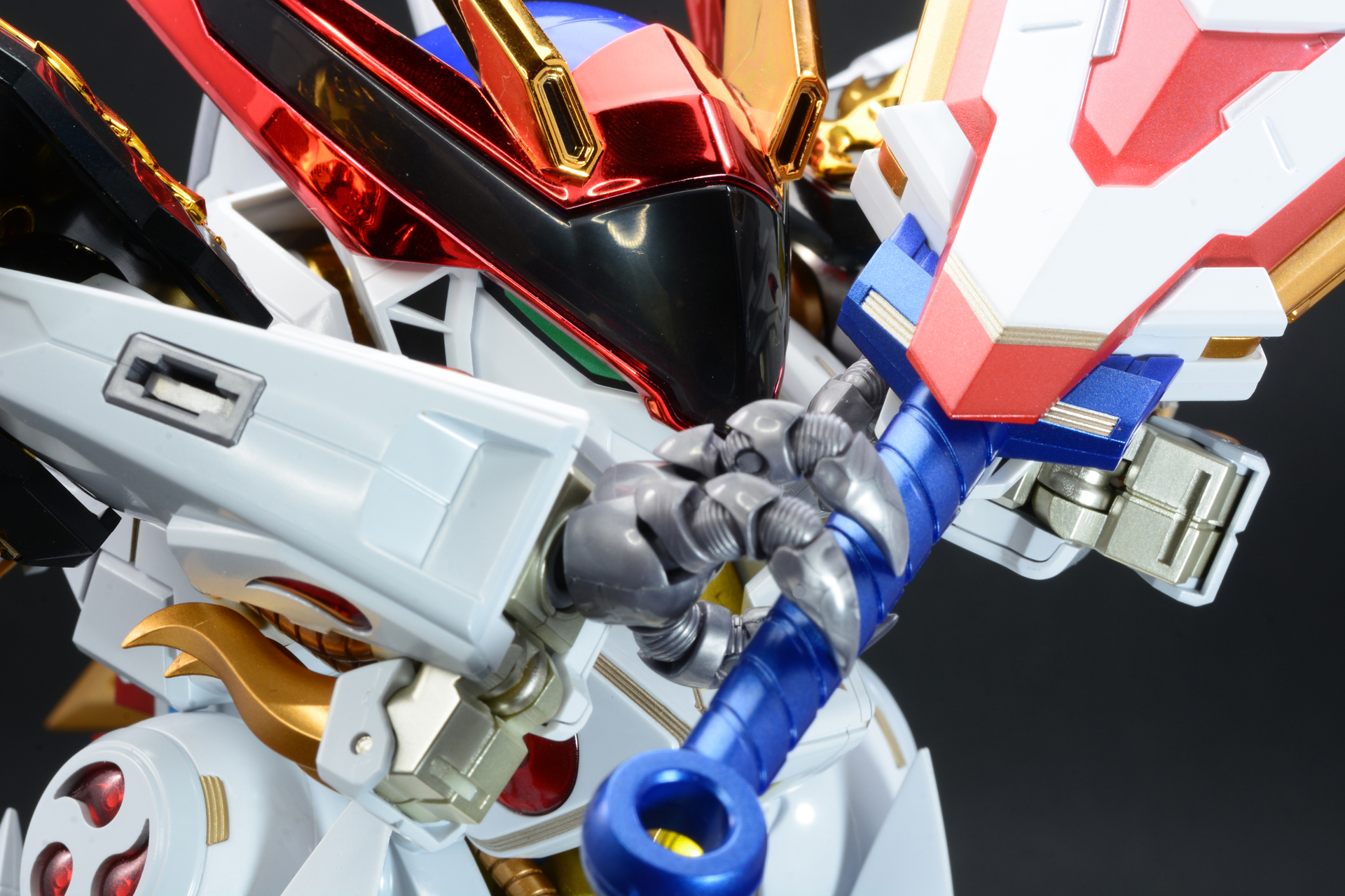 盾から剣を引き抜くポーズもできる