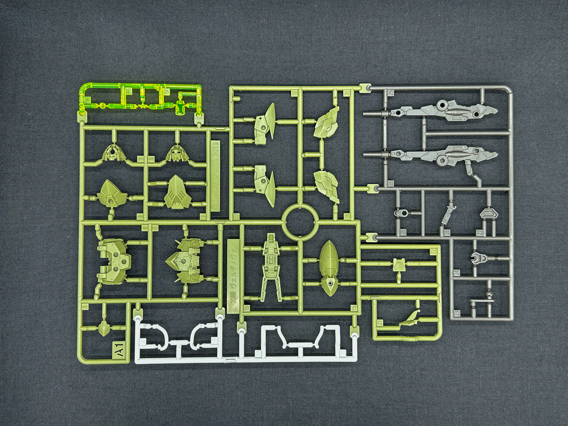 「30MM 1/144 bEXM-21 ヴェルデノヴァ［グリーン］」を構成するランナー。頭部のレンズパーツやバックパックのコックピット部はクリアパーツにて成型されています。