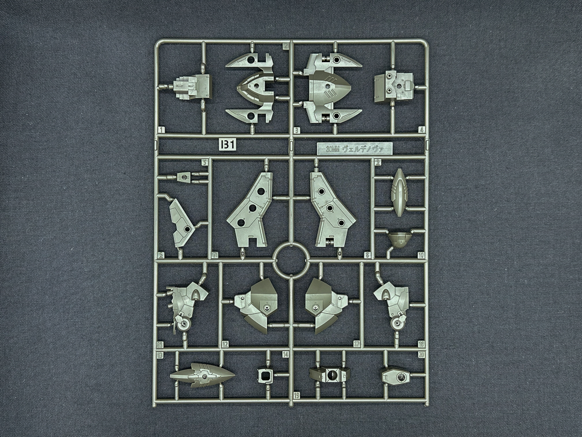 「30MM 1/144 bEXM-21 ヴェルデノヴァ［グリーン］」を構成するランナー。頭部のレンズパーツやバックパックのコックピット部はクリアパーツにて成型されています。