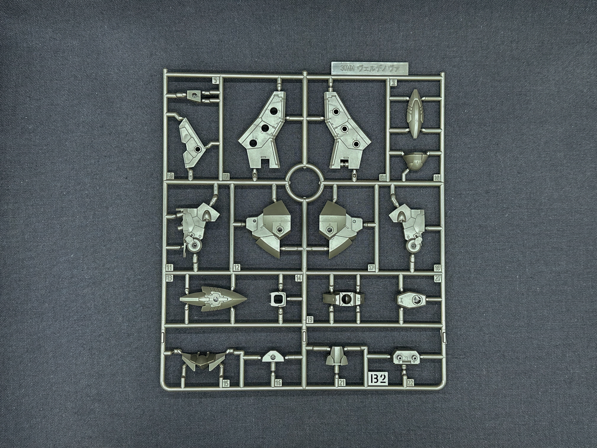 「30MM 1/144 bEXM-21 ヴェルデノヴァ［グリーン］」を構成するランナー。頭部のレンズパーツやバックパックのコックピット部はクリアパーツにて成型されています。