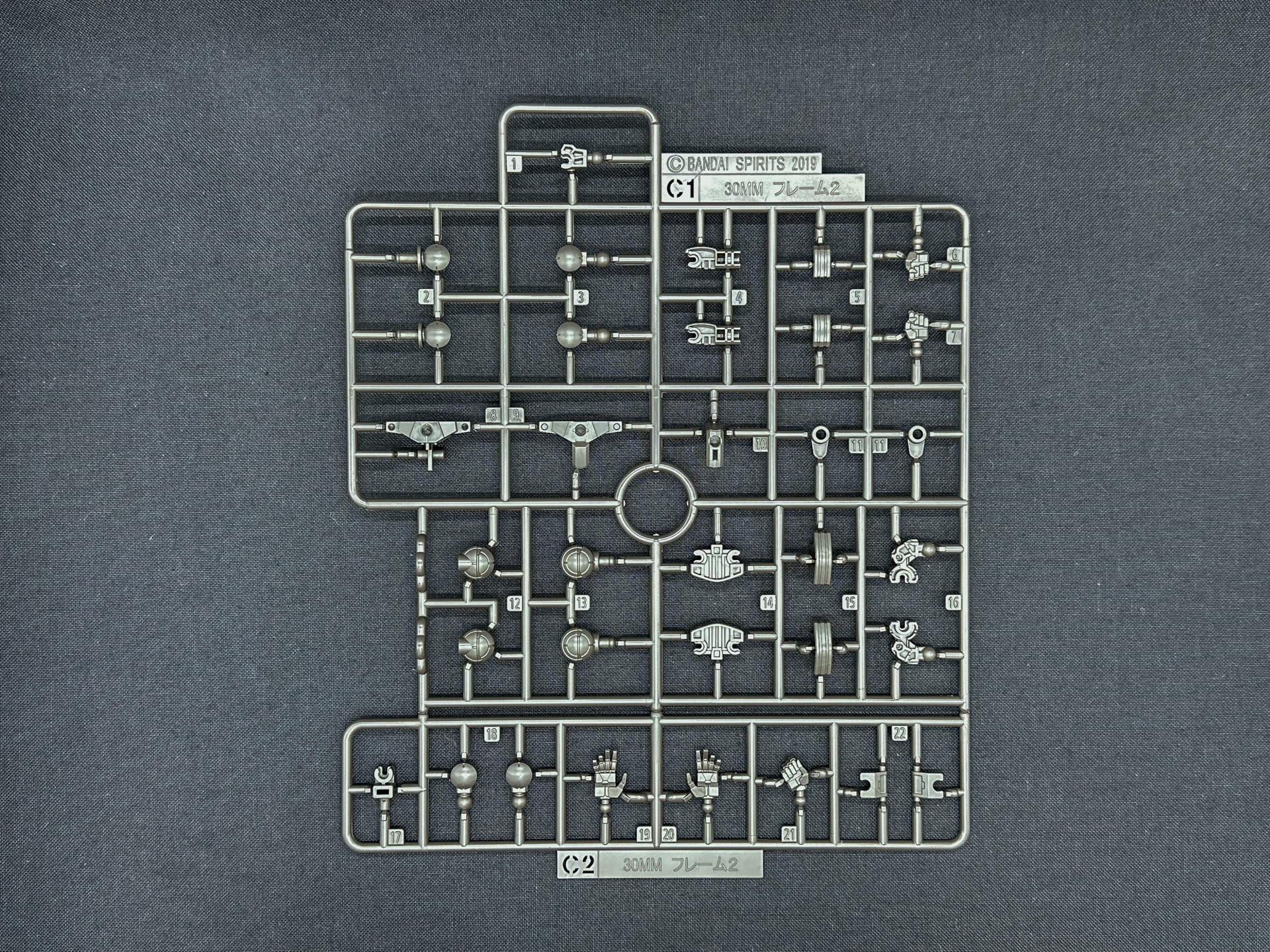 「30MM 1/144 bEXM-21 ヴェルデノヴァ［グリーン］」を構成するランナー。頭部のレンズパーツやバックパックのコックピット部はクリアパーツにて成型されています。