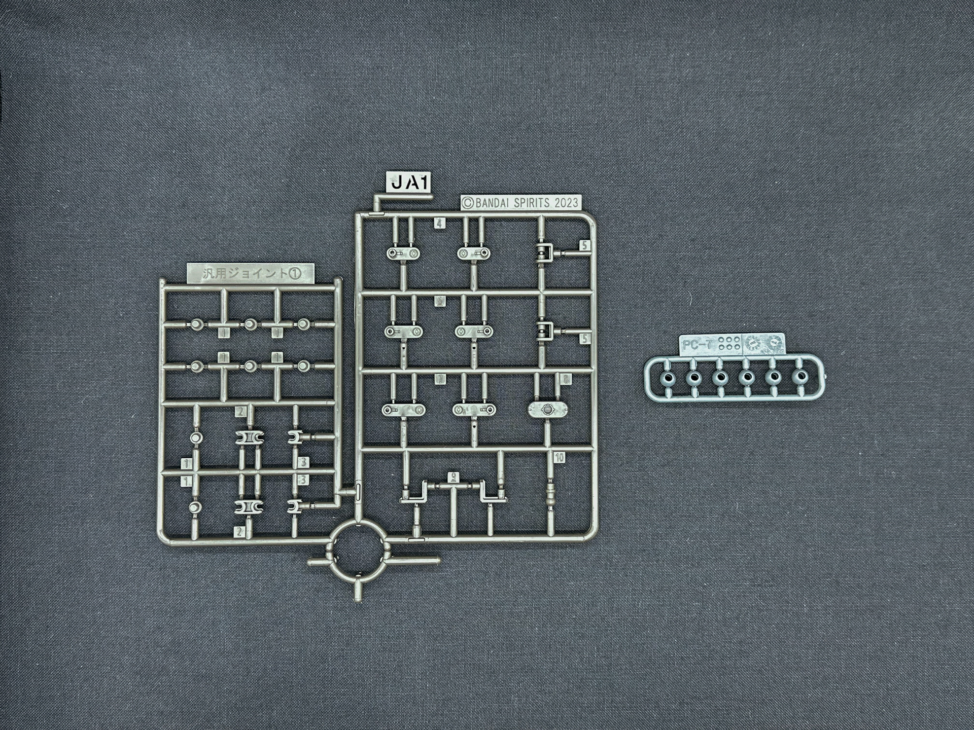 「30MM 1/144 bEXM-21 ヴェルデノヴァ［グリーン］」を構成するランナー。頭部のレンズパーツやバックパックのコックピット部はクリアパーツにて成型されています。