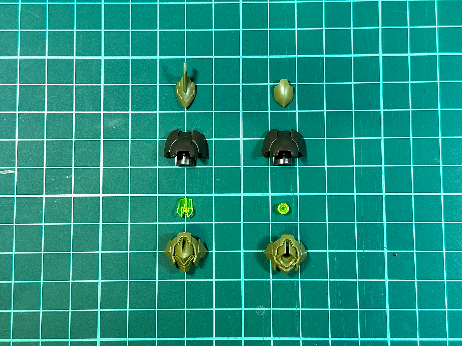 組み立て前の頭部。モノアイ、ツインアイ各4パーツで構成されています。