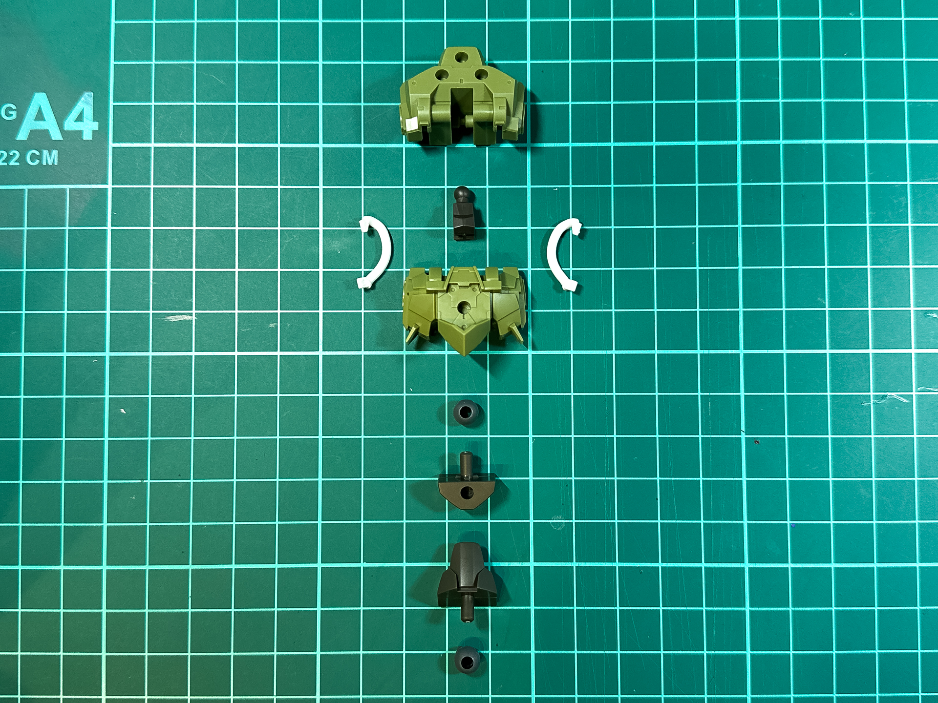 組み立て前の胴体部。全9パーツにて構成されています。