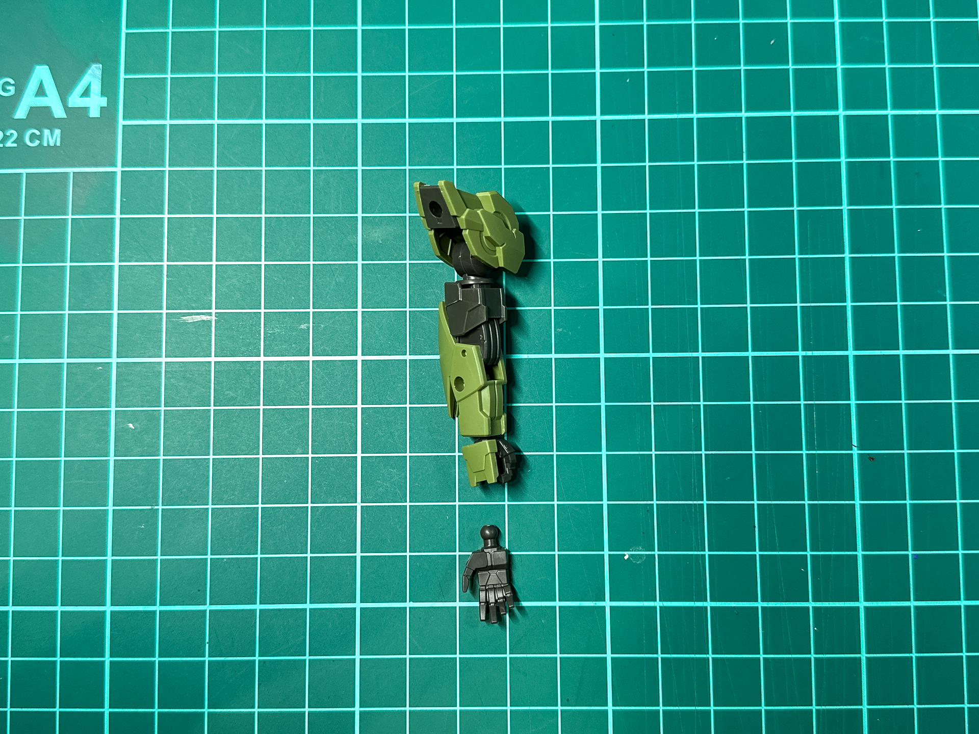 組み立てが完了した腕部パーツ。手首パーツは武器持ち手と開き手が付属します。
