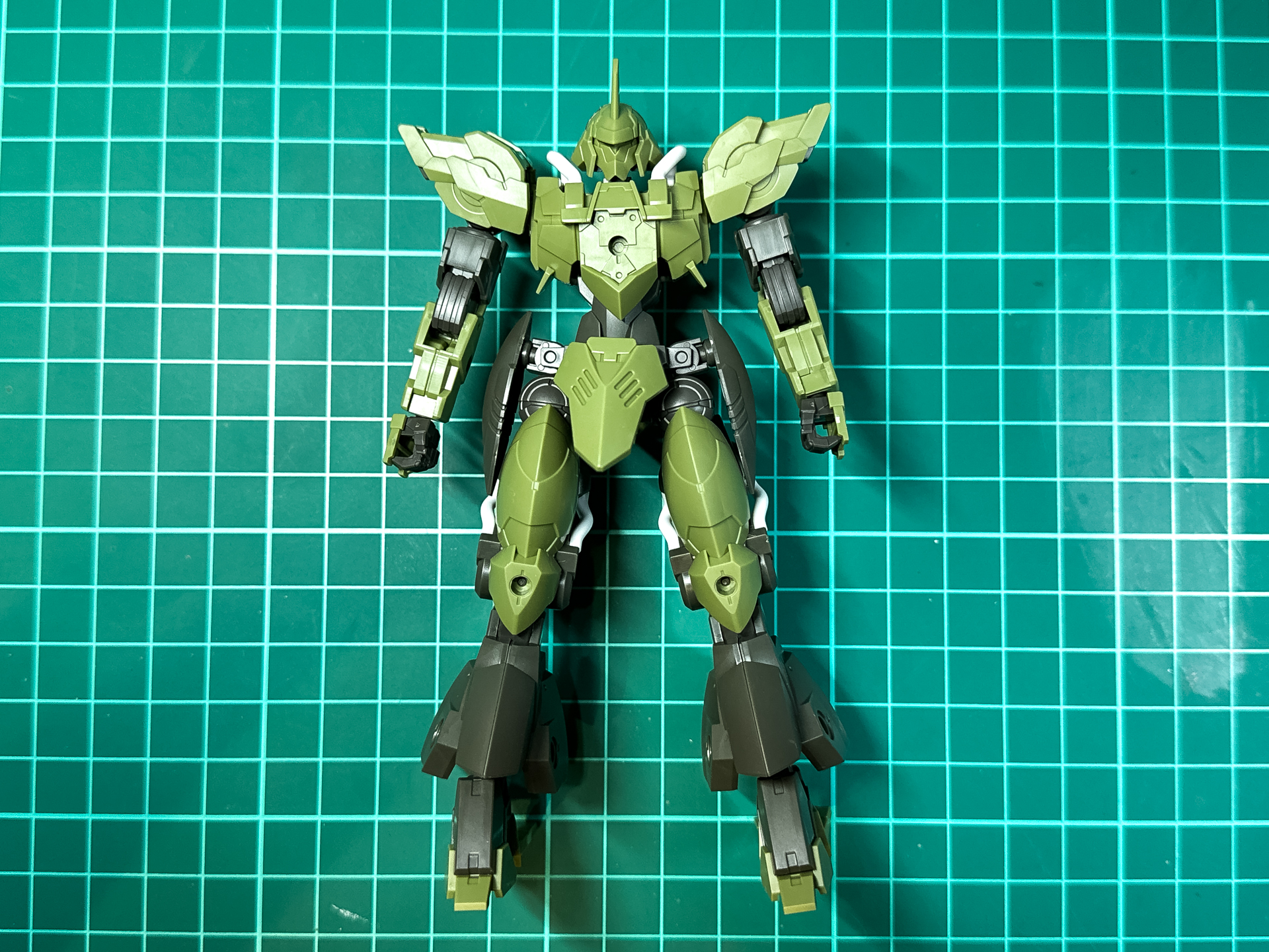 組み立てが完了した素体。同シリーズのスピナティオに似た細身のデザインです。