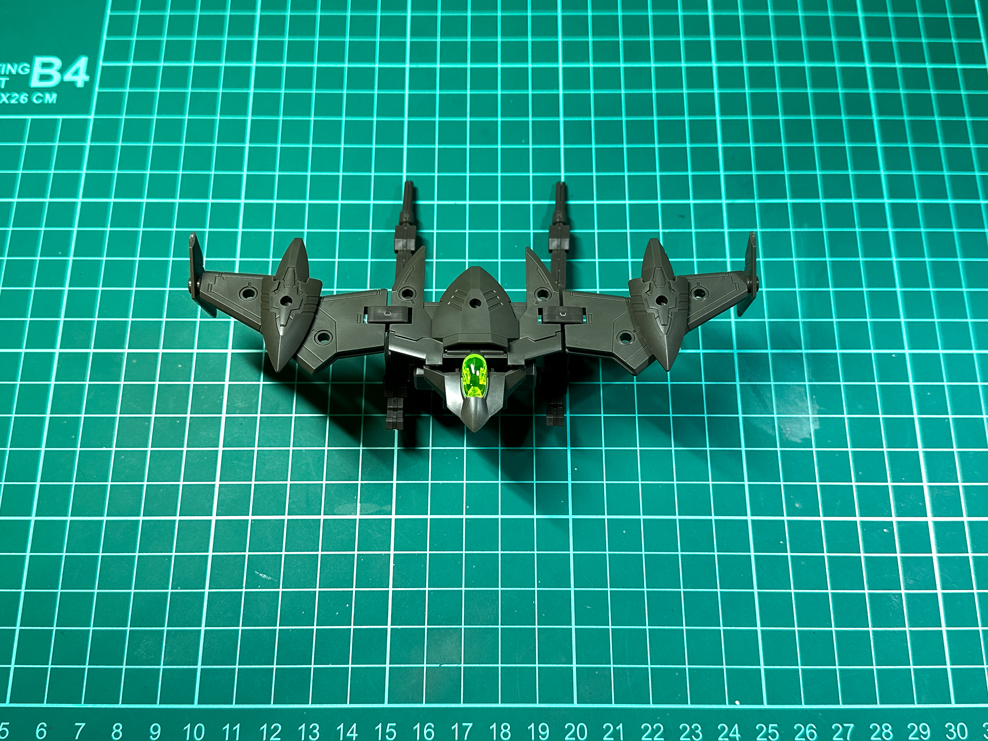 組み立てが完了したバックパックユニット。ライフルの角度で通常飛行モードと戦闘モードを切り替え可能です。