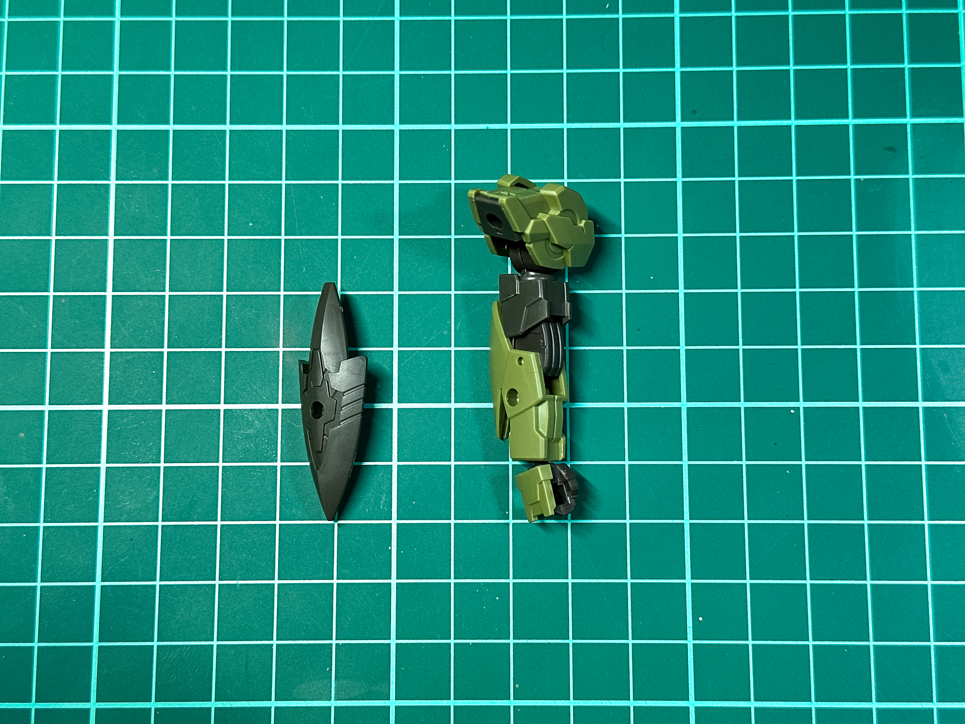 合体前の腕部パーツ。前腕部に追加装甲を合体させます。