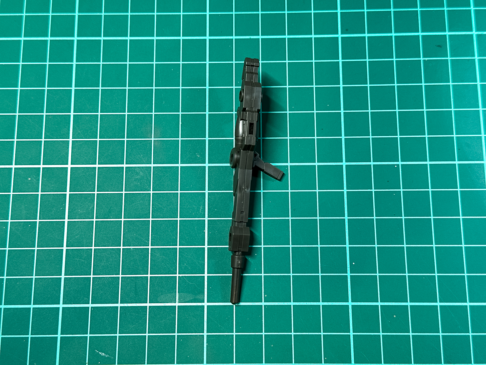 追加グリップを装備したライフル。追加グリップは左右どちらにも取り付け可能です。