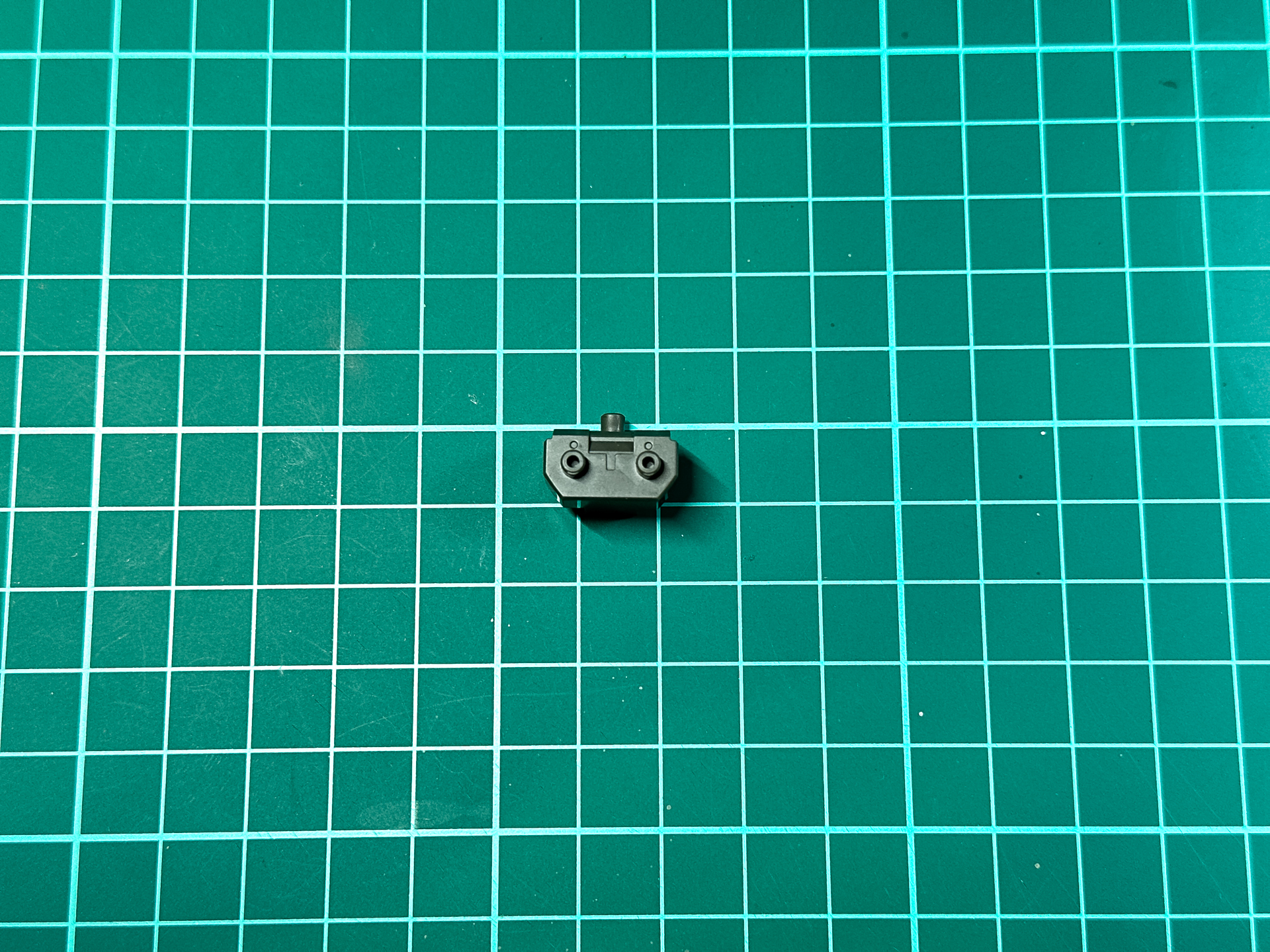 バックパックのジョイントパーツ。簡素化したバックパックを装備する際に使用します。