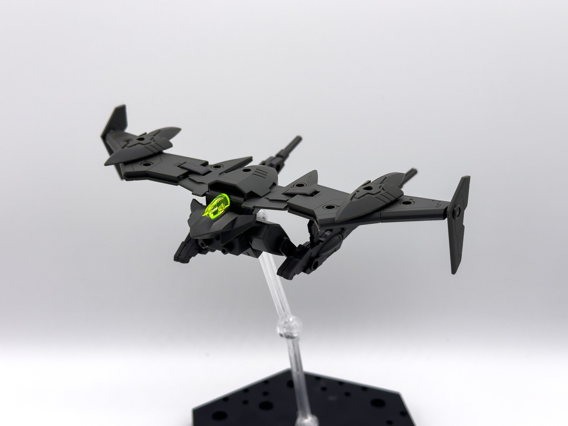 通常飛行状態のバックパックユニット。単色の戦闘機となっています。