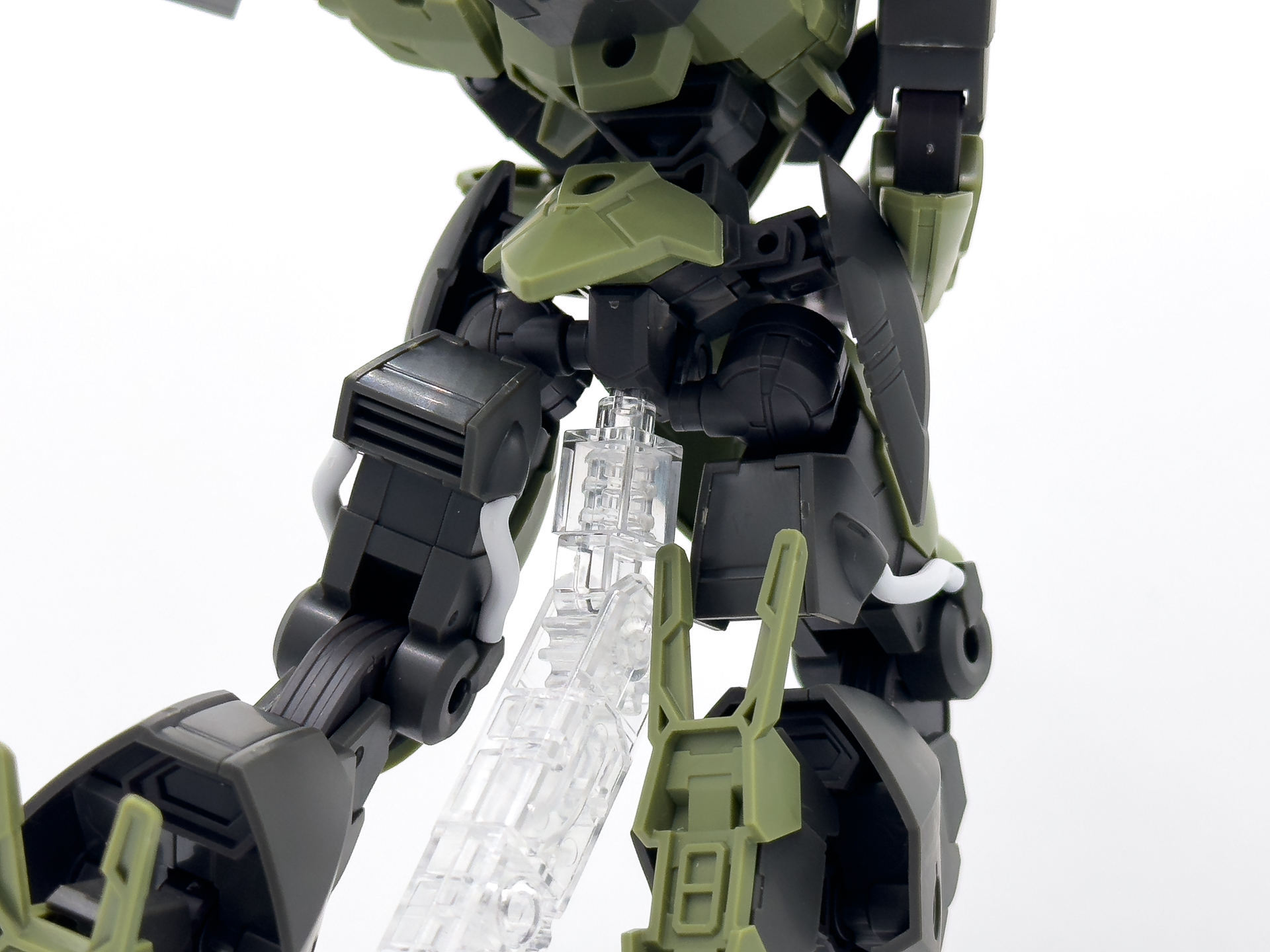 アクションベースの接続を股関節部で行ないましたが、リアアーマーでも接続可能です。