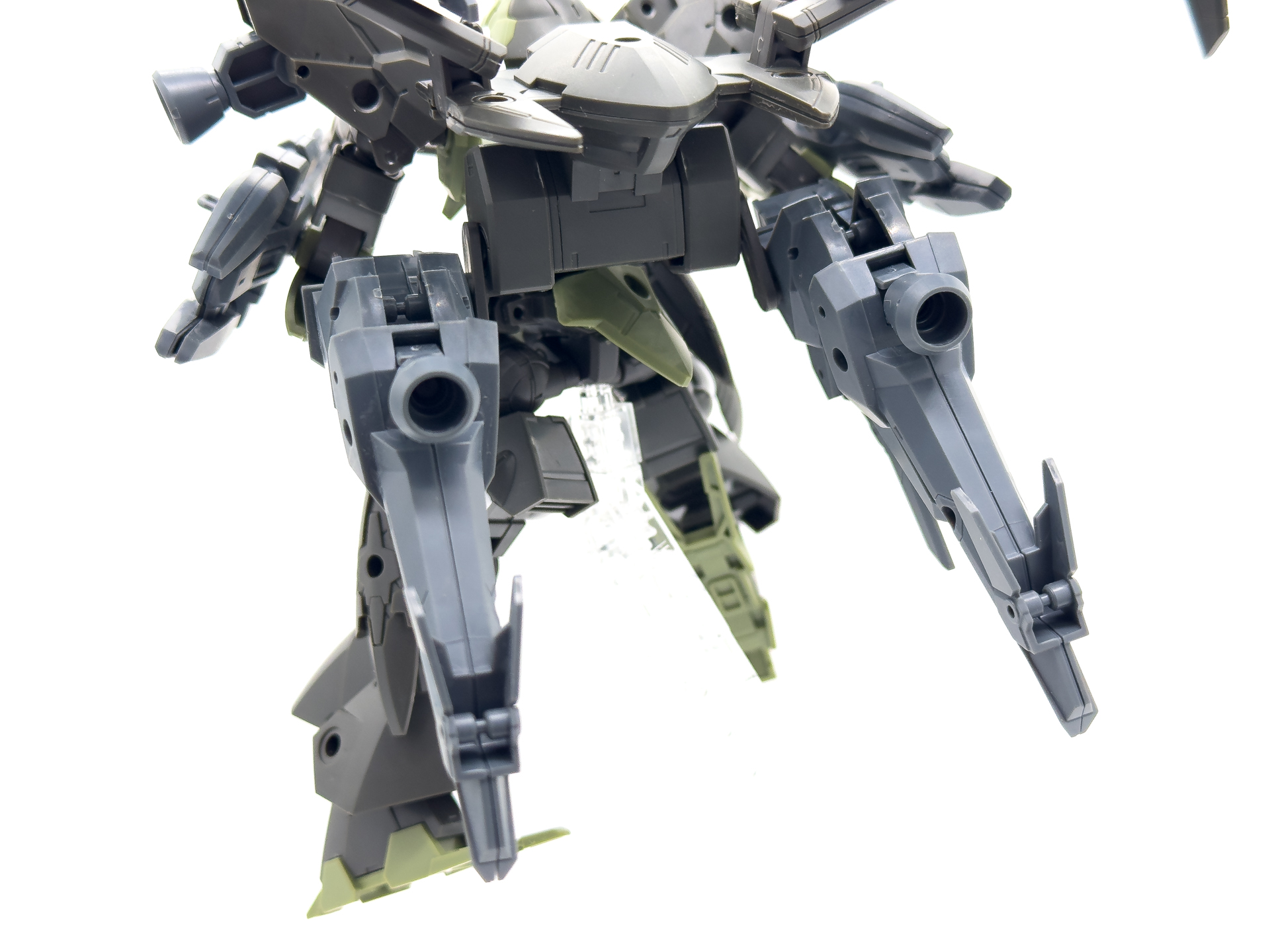 バックパック下部のアーム部分に「オプションパーツセット13 (レッグブースター/ワイヤレスウェポンパック)」から追加スラスターを装備してみました。