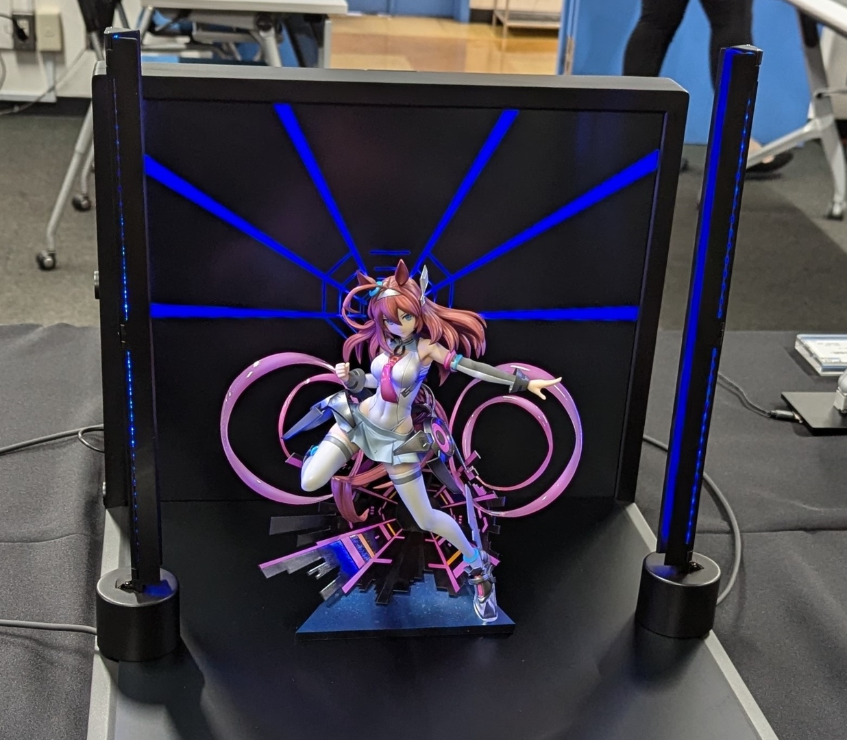 ディスプレイに映した背景を使った撮影に最適な、ディスプレイ付きフィギュア展示・撮影ブース「ESTELLAS(エステラス)」