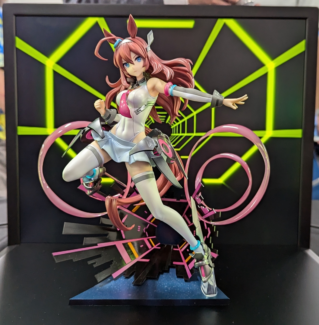 1/7スケールのフィギュア全景を撮ろうとすると、どうしても背面ディスプレイの中に収まりきらない