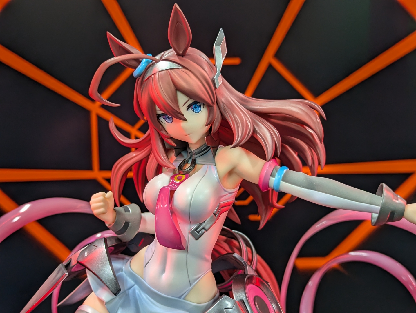 グッドスマイルカンパニーの1/7スケールフィギュア「ウマ娘 プリティーダービー ミホノブルボン 栗毛のサイボーグ」が見本で使用されていたので、背景の色に合わせてアップで撮影してみた。赤色のライティングで撮影するとミホノブルボンが従来のカラーよりも妖艶な雰囲気をまとう