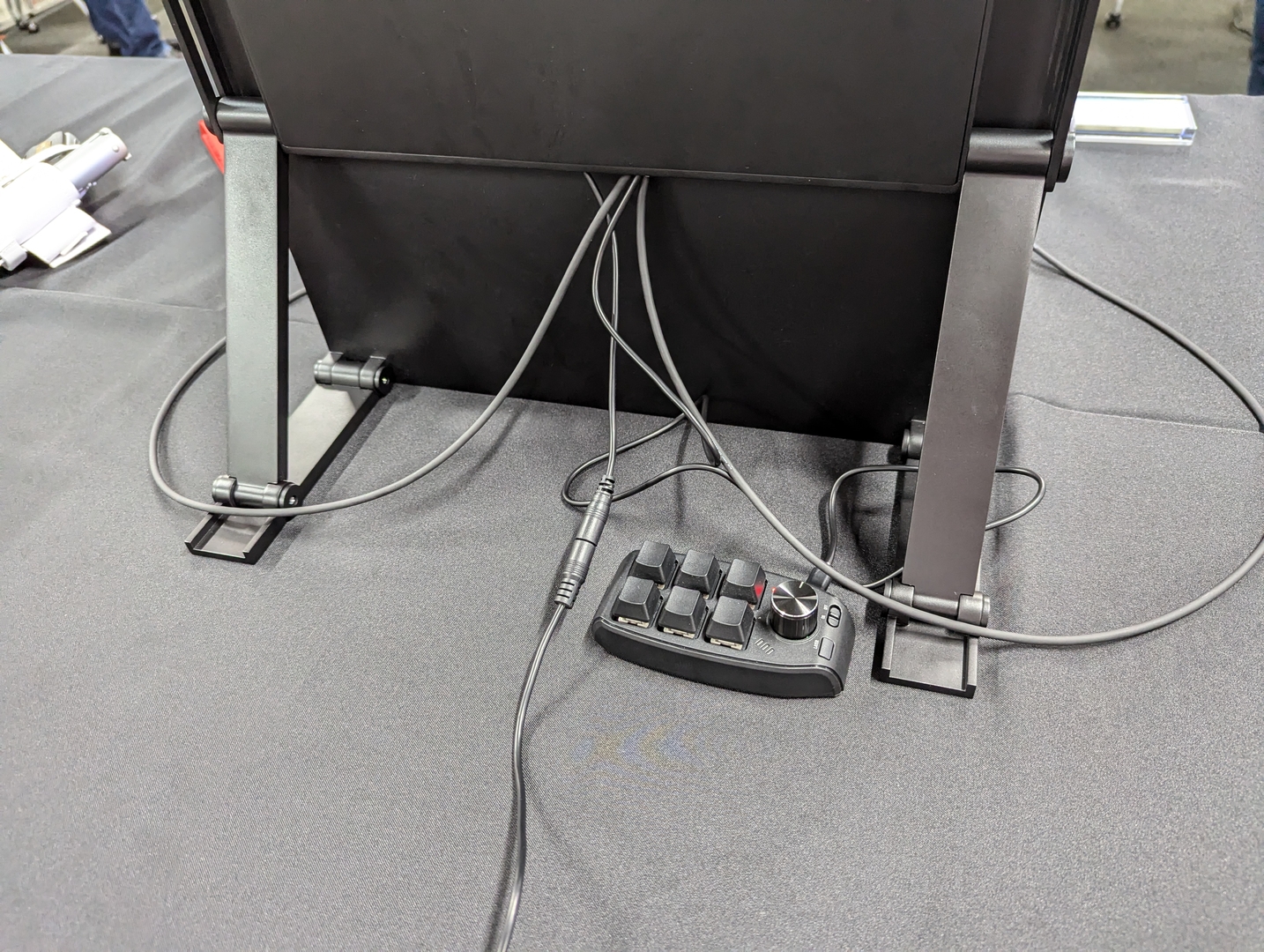 本体背面部。現段階ではまだプロトタイプのため、キースイッチが用意されているが、実際の製品では本体にこうした操作部が組み込まれる予定だという。また、ディスプレイを支えるスタンドについても「実際の製品で無くして背面をすっきりさせたい」とのこと