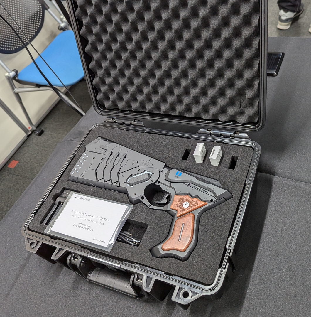 アタッシュケースに収納して持ち運び可能