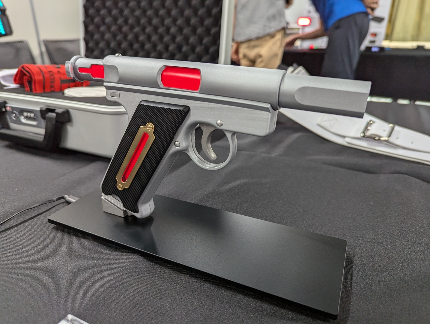 「テウルギア」モードでは赤色に点灯して形状が変化するが、ギミック自体はまだ稼働していなかった