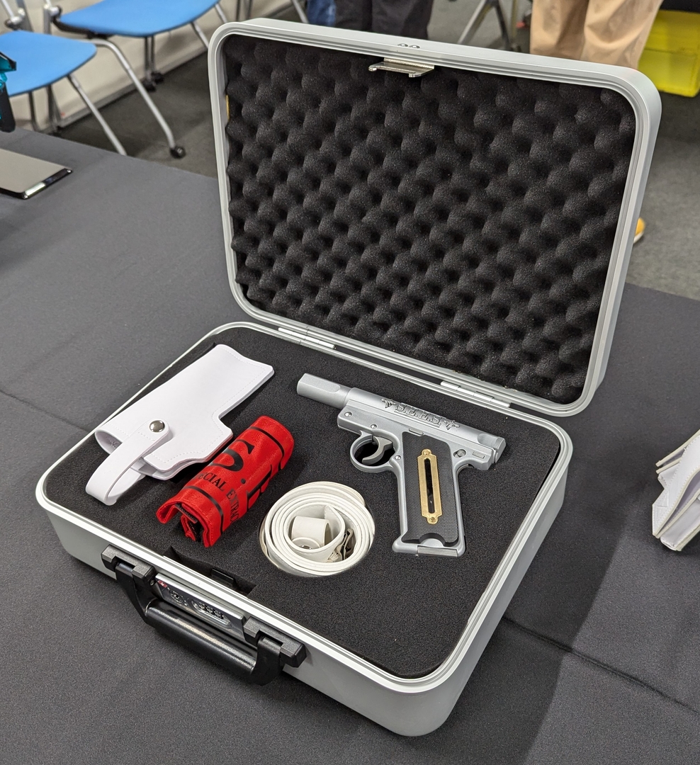 付属アイテムと召喚器を一緒に持ち運べるアタッシュケースが用意