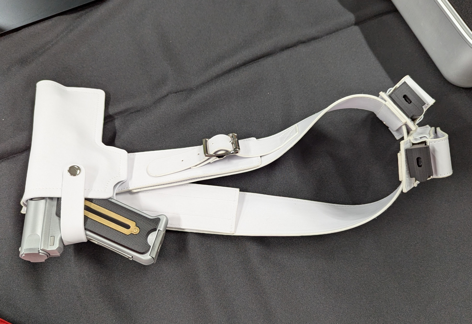 専用ホルスターも付属する