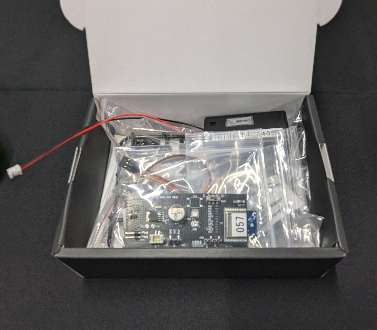 7月11日発売済みの「ミニHack!」はミニ四駆に組みこむ事で、スマートフォンからコントロール可能なラジコンに改造できるキット