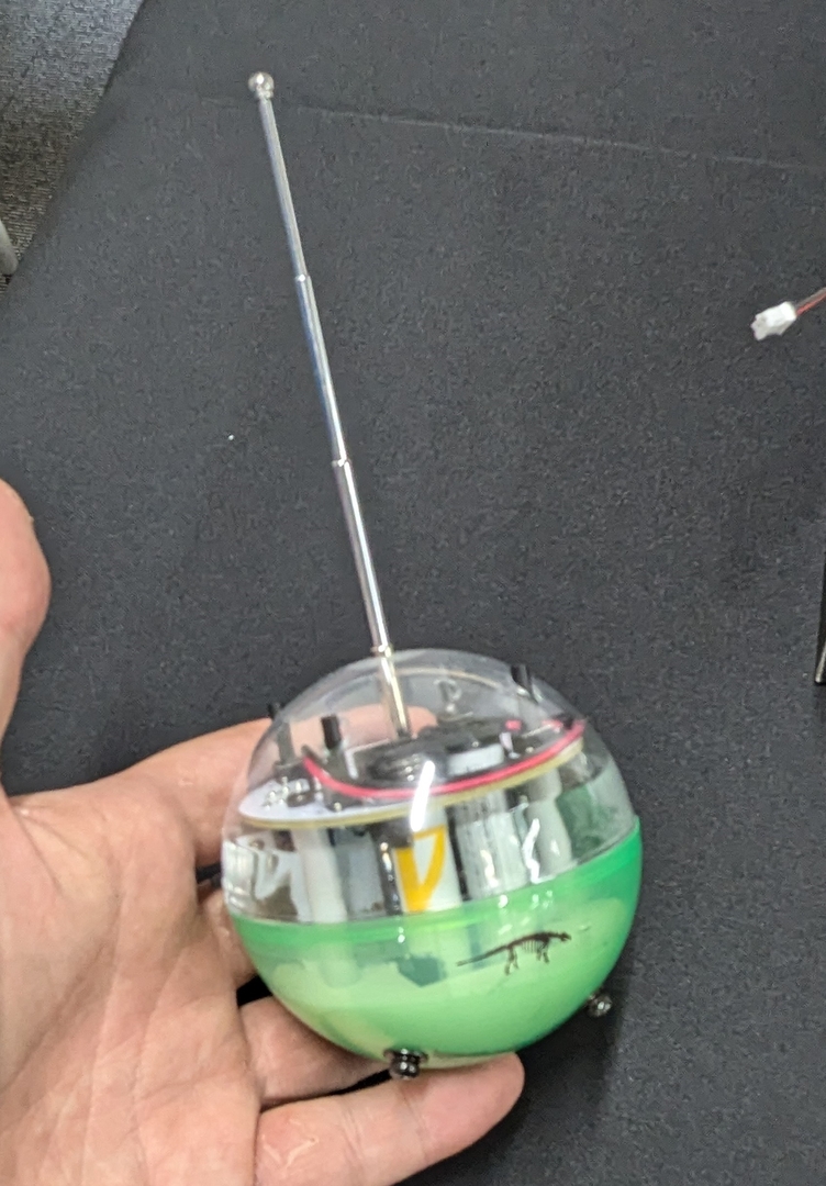 市販のガチャガチャなどの空のカプセルを利用して、かわいいFMラジオが作れる電子工作キット「カプセル型FMラジオキット」の完成品も展示されていた