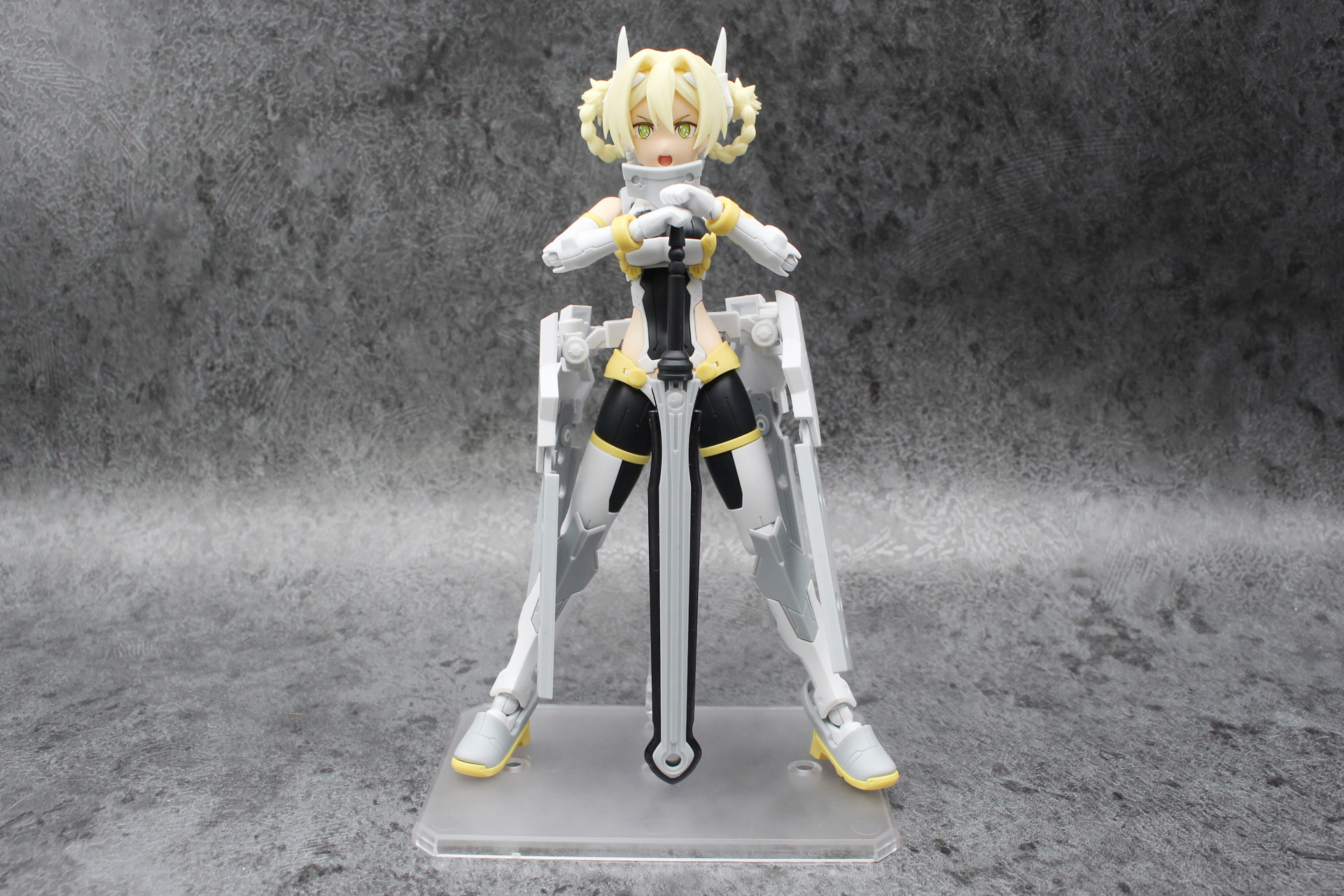 「30MS SIS-F00 ユフィア[カラーA]」。7月27日発売。価格は2,750円。台座は付属せず、ここでは別売りの「アクションベース6［クリアカラー］」を使用している