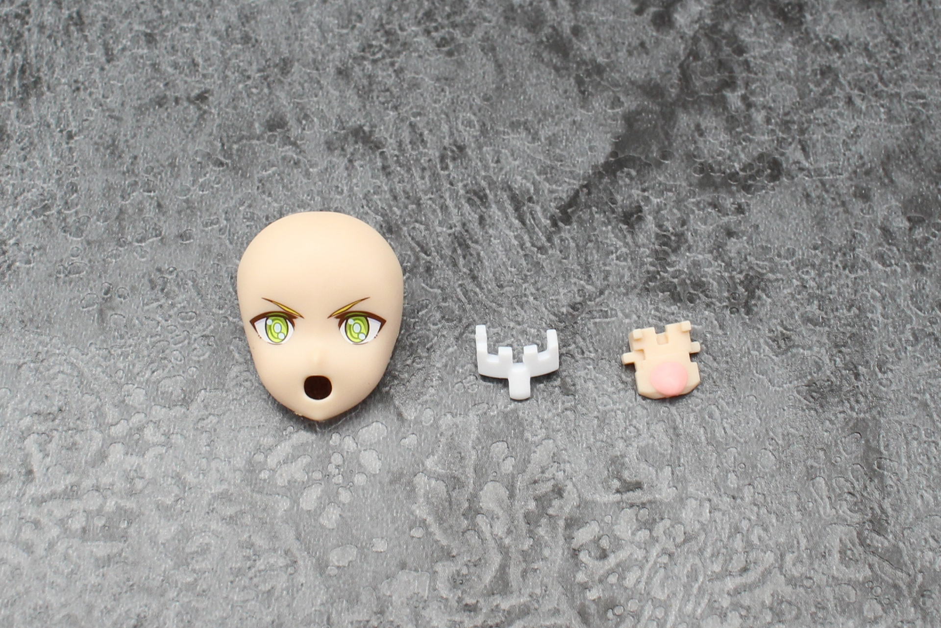 これは「叫び」のフェイスパーツ。中央にあるのが歯のパーツだ