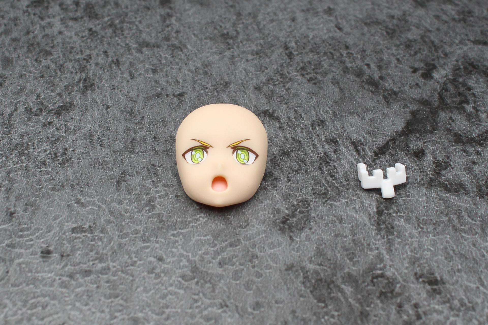 歯のパーツを取り付けないとこんな感じ。違和感はないが印象は変わる