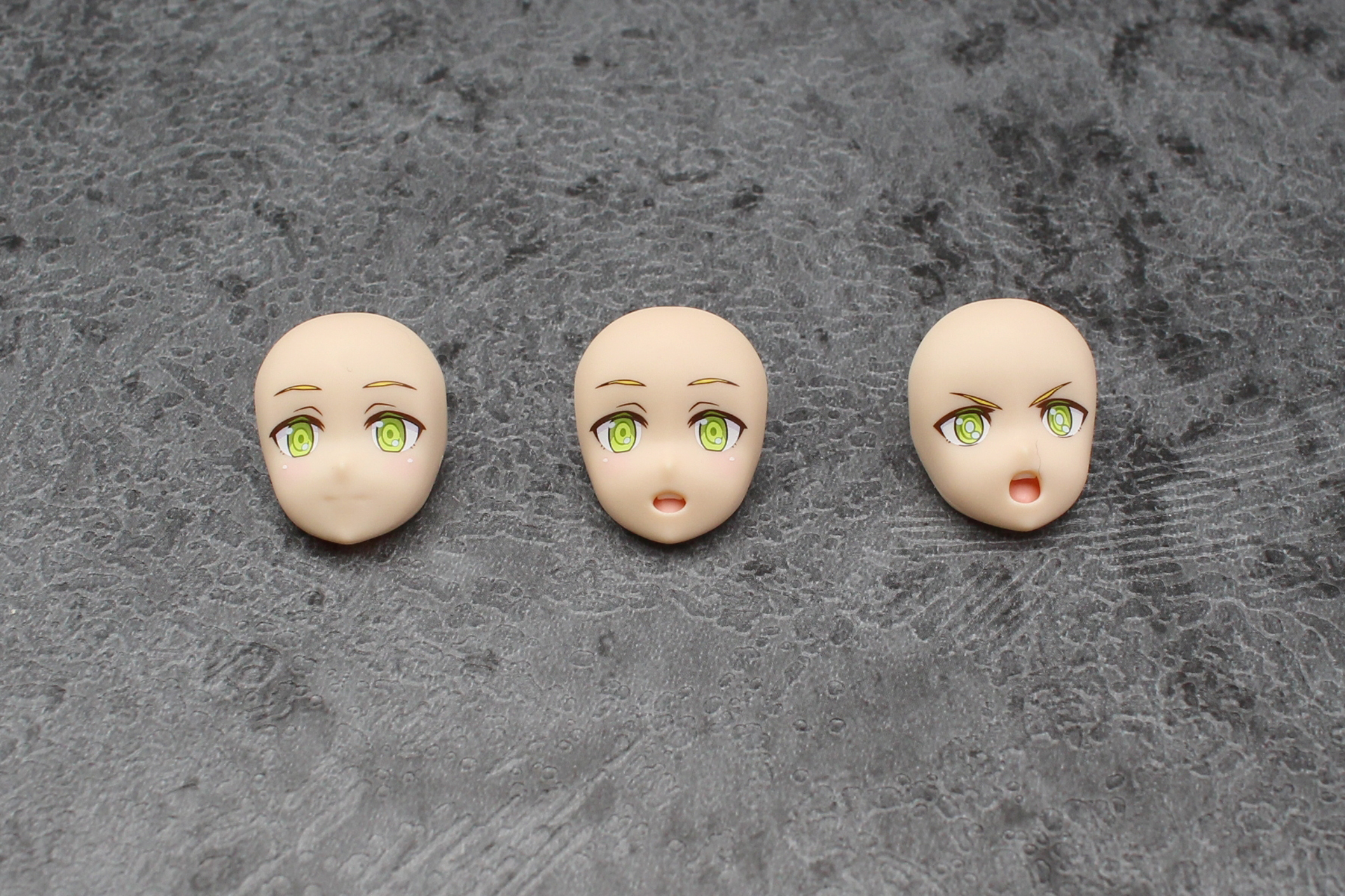 完成したフェイスパーツ。左の通常顔は口のモールドが薄めなので軽くスミ入れすると表情が映えるはず