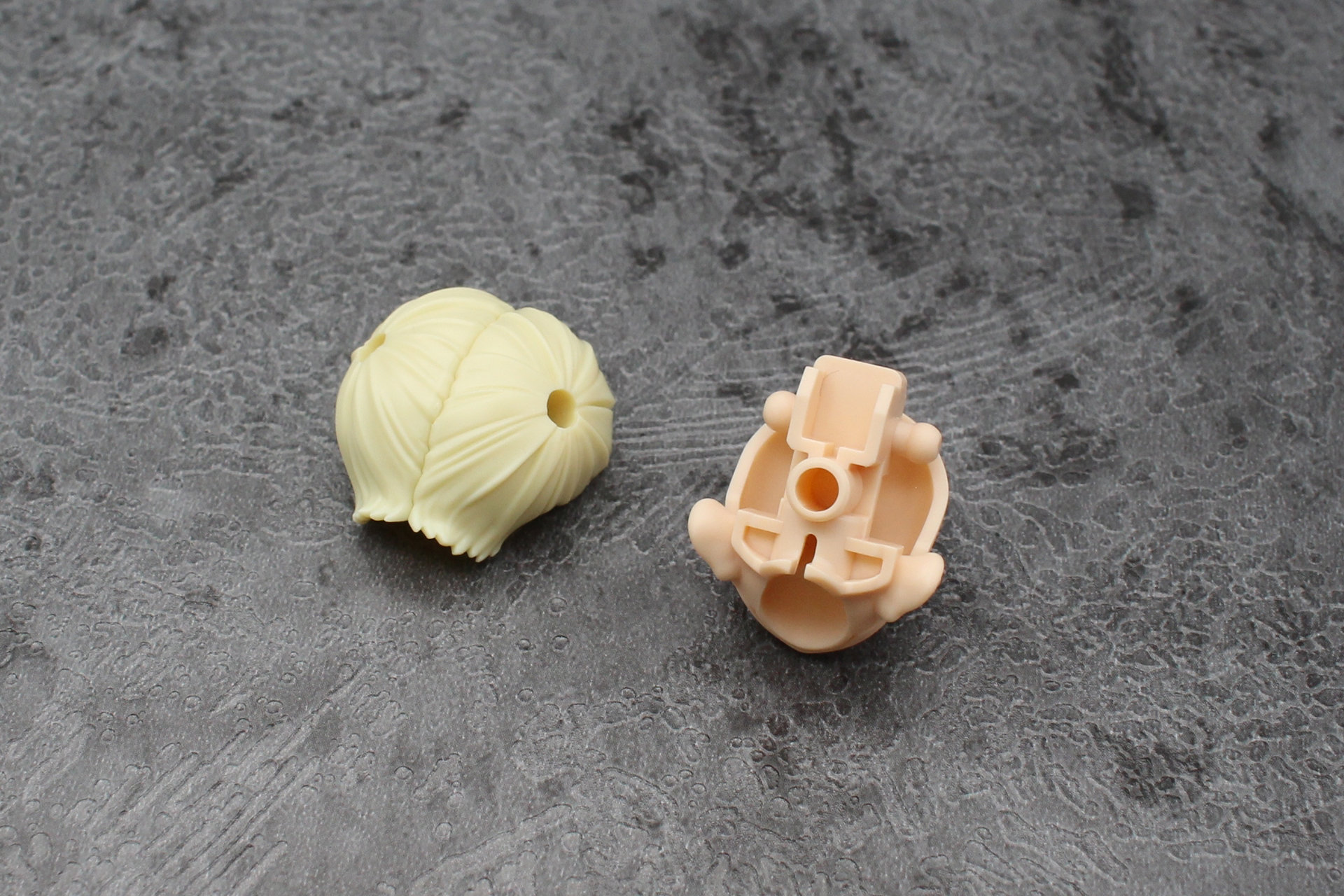 頭部の組み立て。後頭部は髪型含め3パーツで構成されている