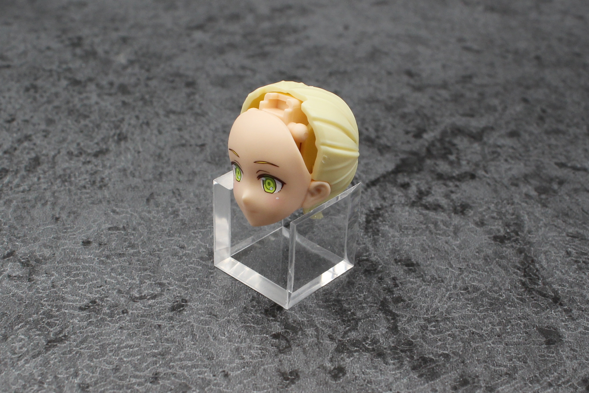 フェイスパーツを取り付ける。もちろん交換可能だ