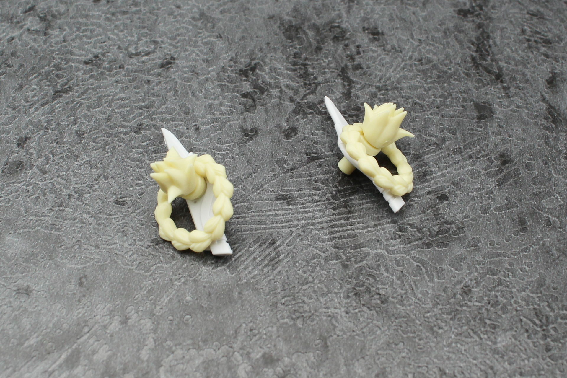 髪の毛の組み立て。飾りも含め4パーツで構成