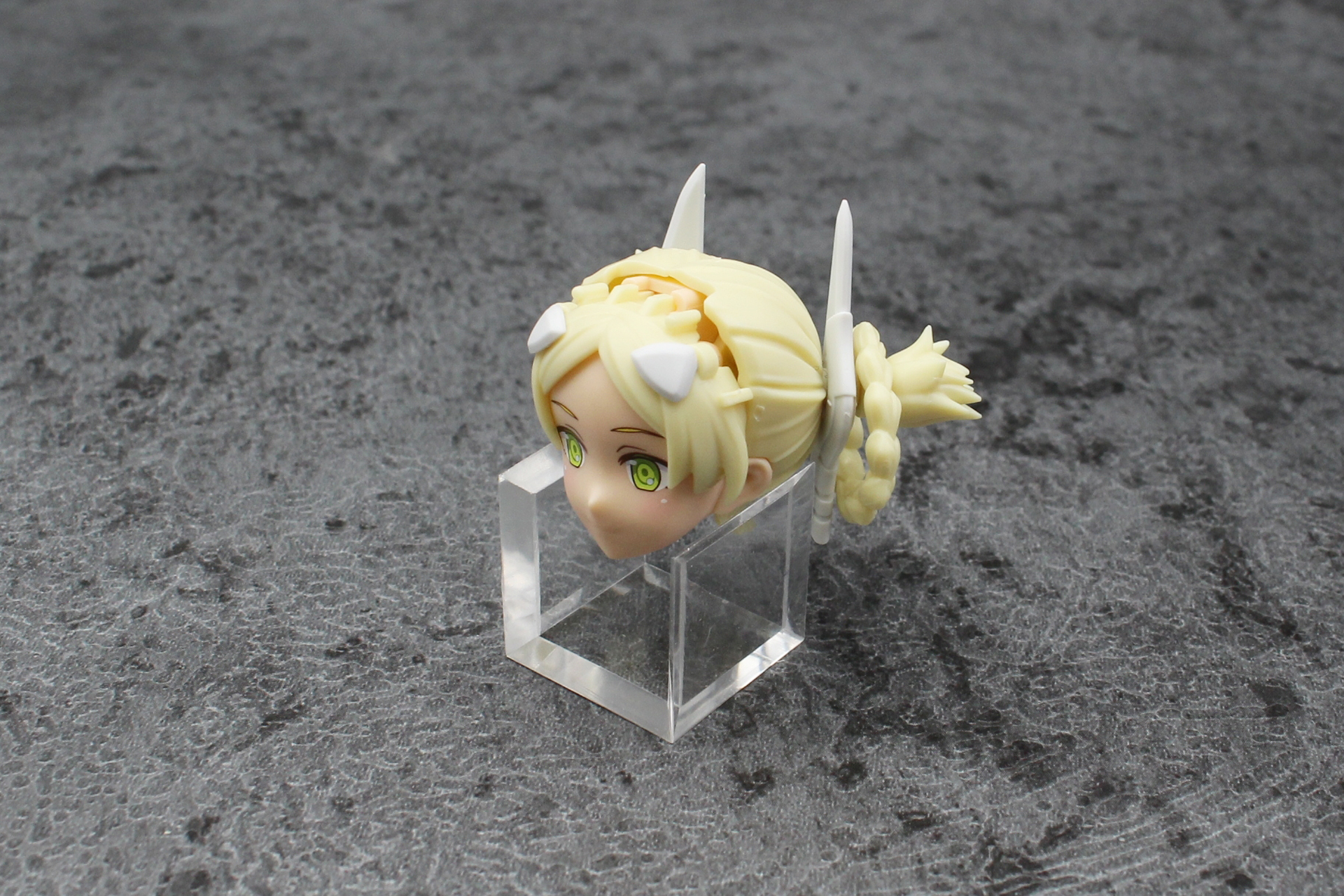 前髪の内側に飾りを取り付ける。お好みで着けなくてもOK