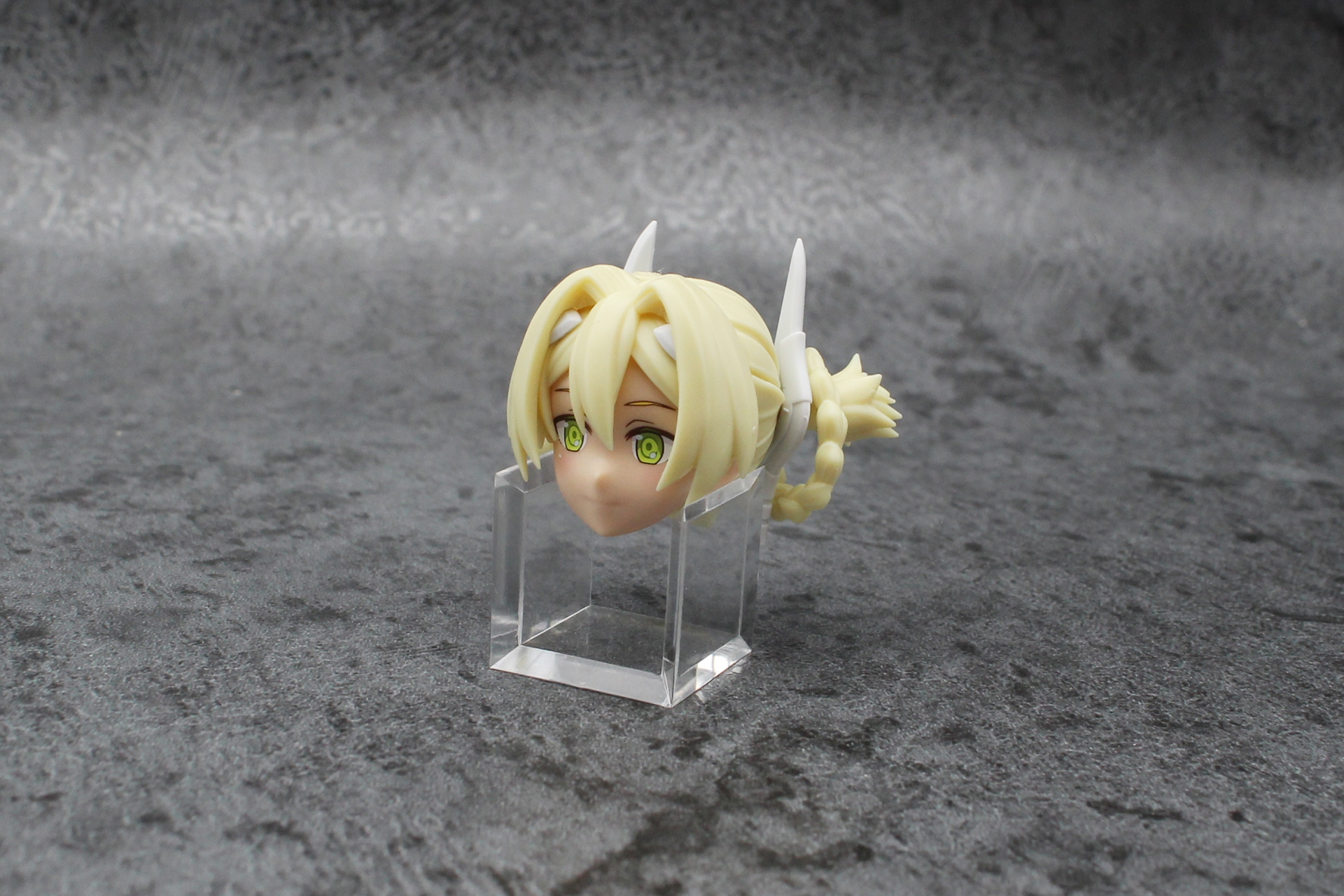 前髪を取り付けて完成