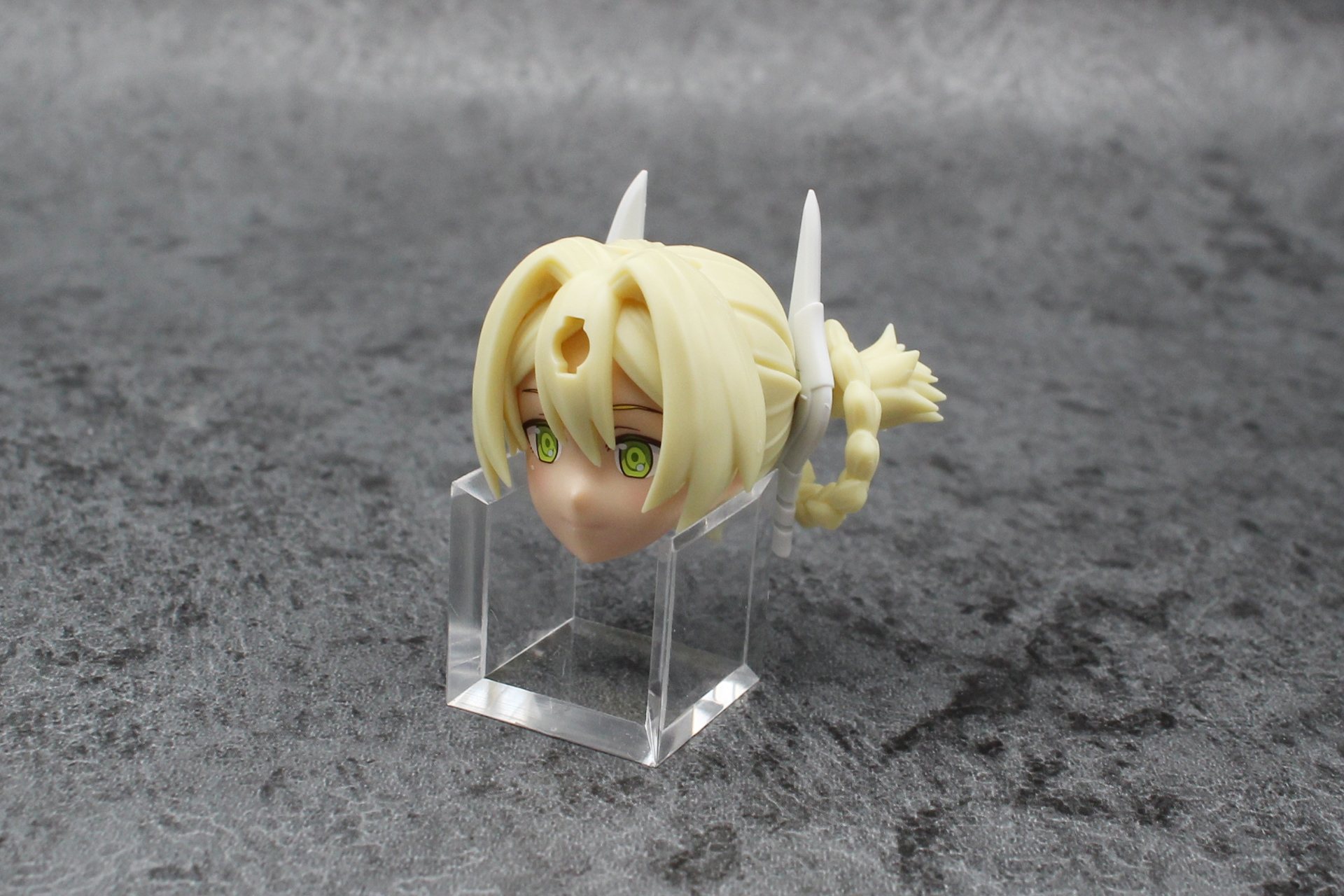 「30MF リーベルナイト」の装甲などを取り付けるための前髪には3mm穴がある