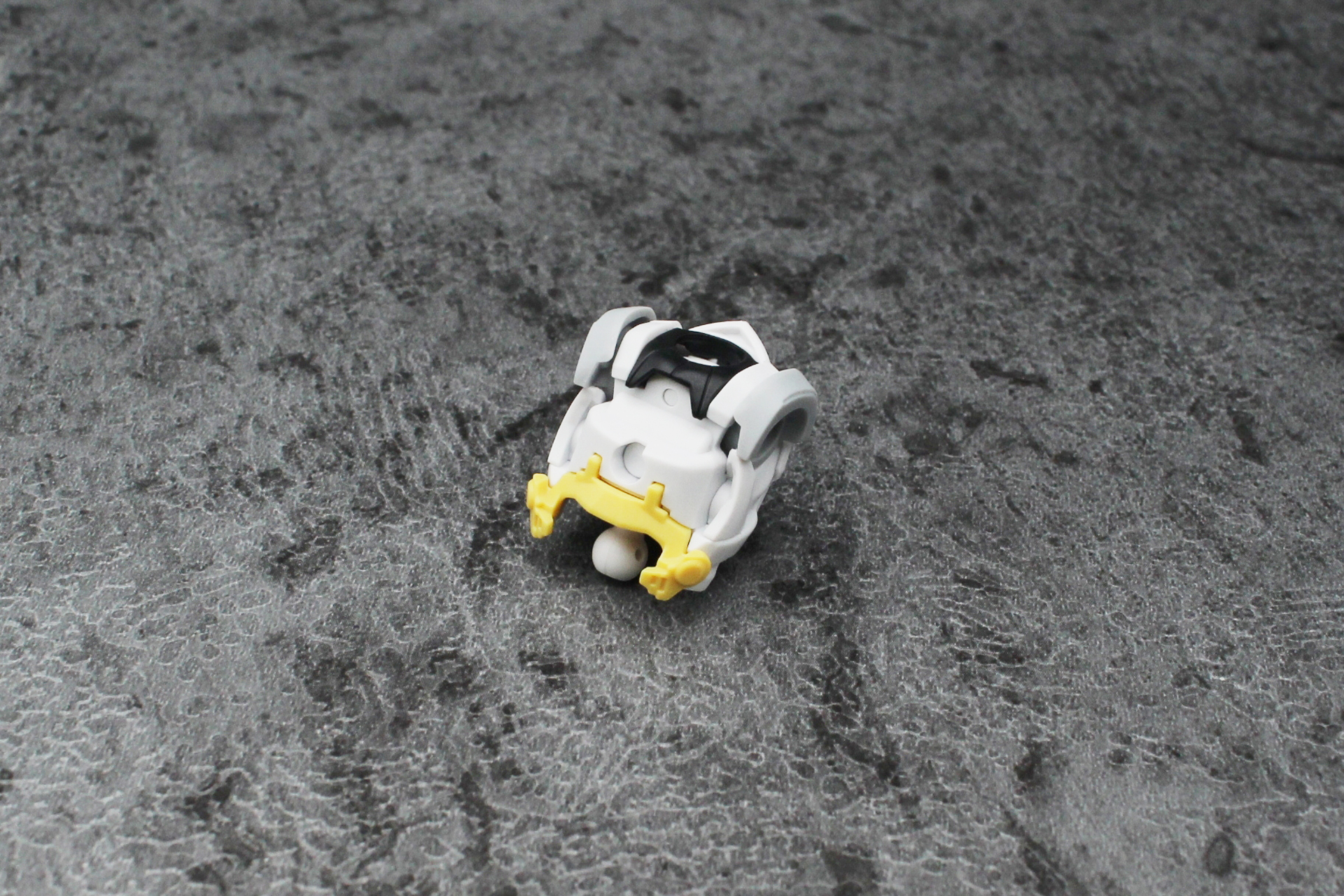 関節に装甲を取り付けていく