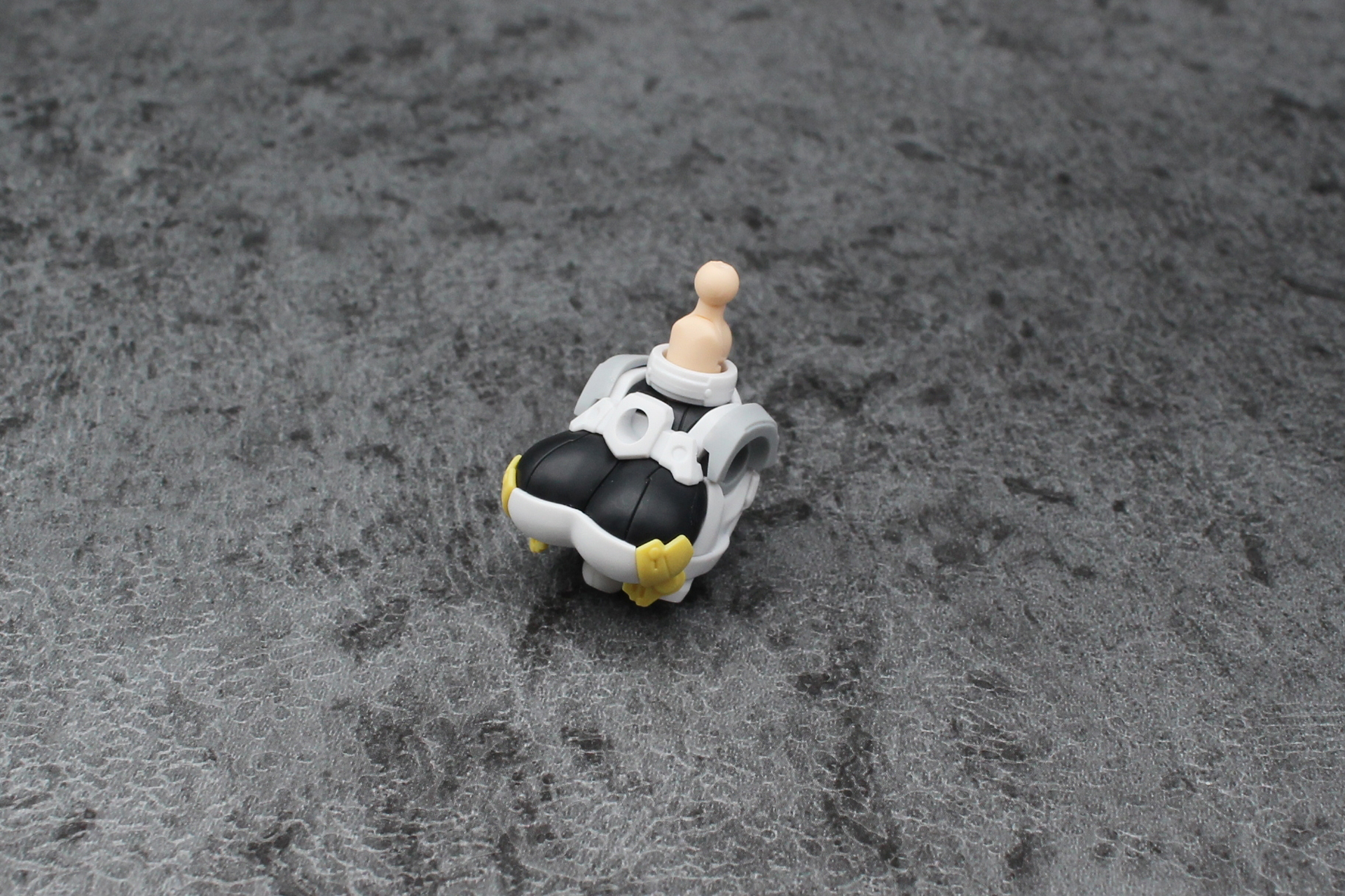 首関節を取り付けて胸部が完成