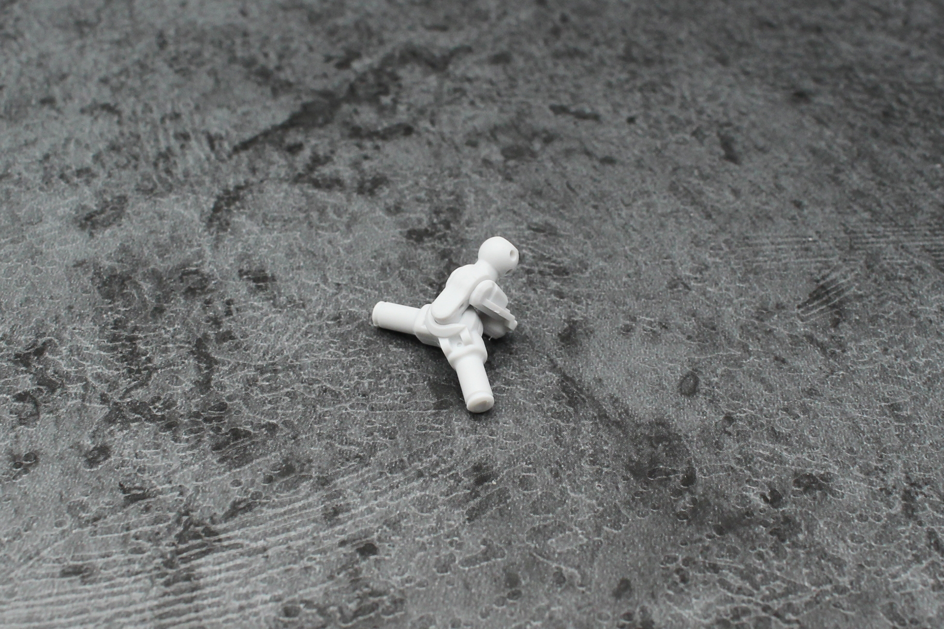 股関節の組み立て。左下は脚部の付け根となるのでしっかりと取り付けよう