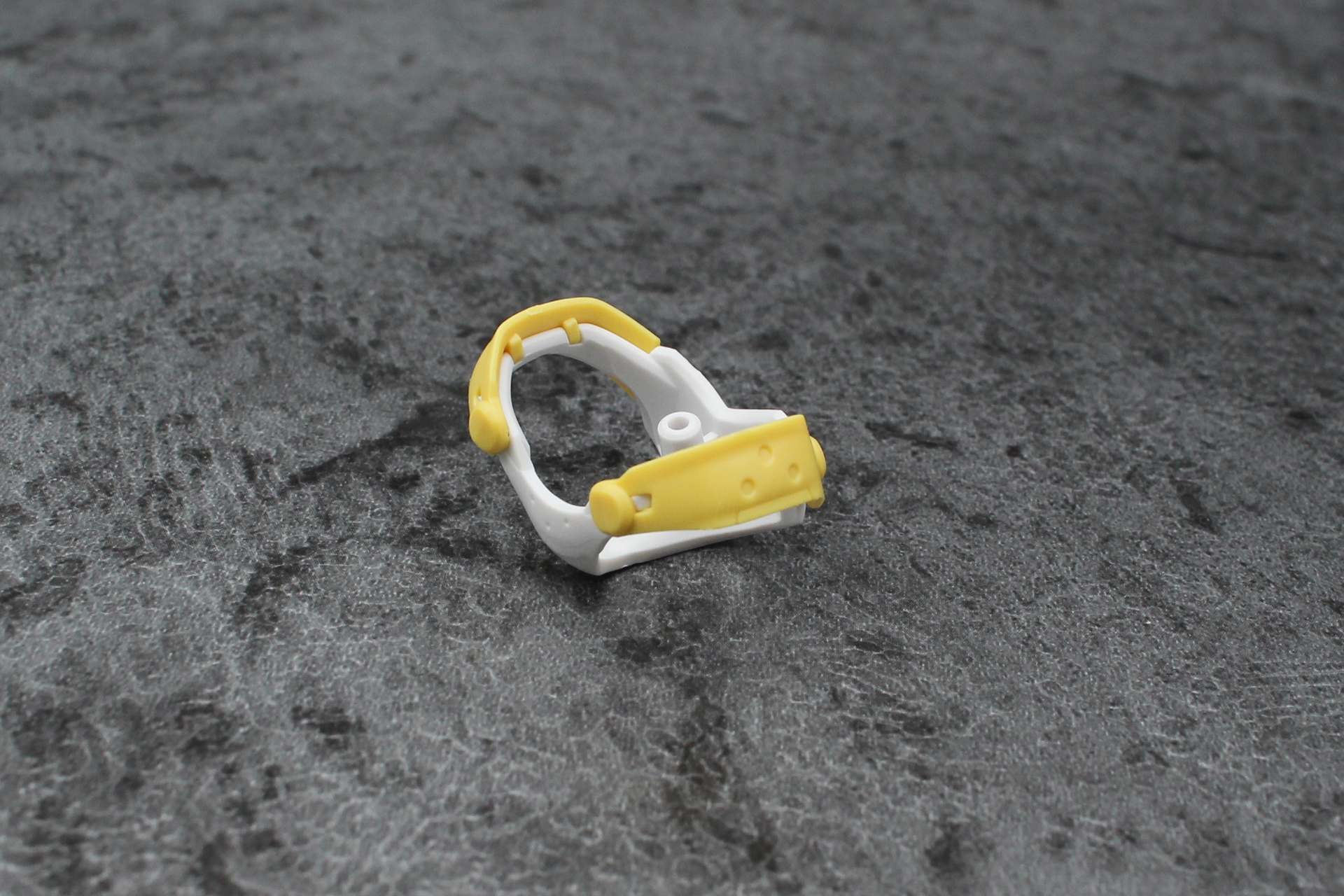 パンツの組み立て。左右に装甲を取り付ける